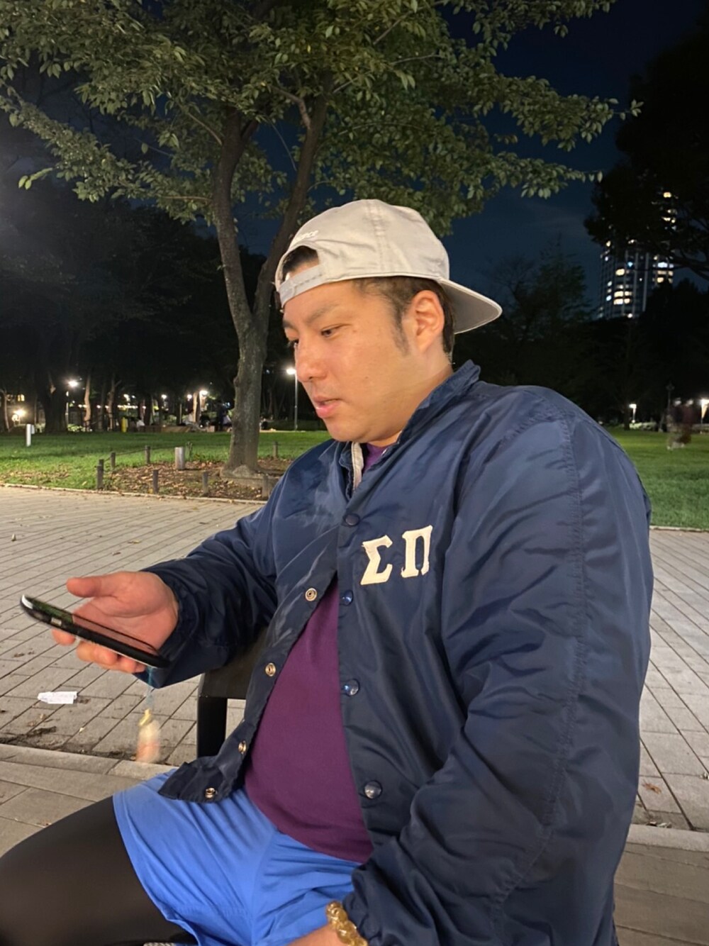 「芝生の前で」｜「NEW BALANCEのアイテム（キャップ、シルバー系）」を使った、ファイトマちゃんさん（メンズ・164cm）の秋コーディネートの1枚目の写真