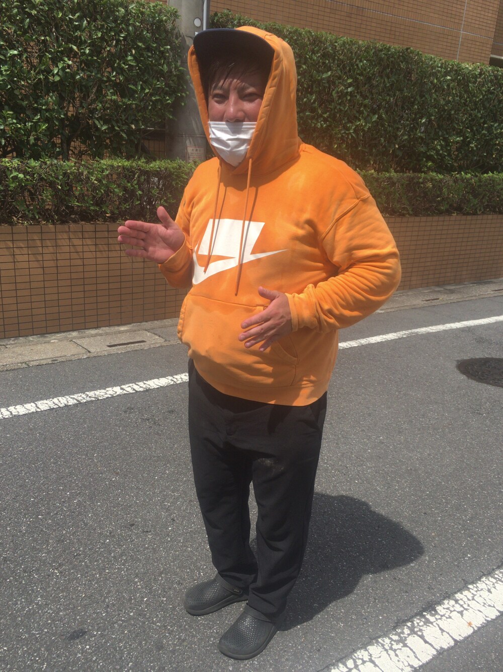 「作業中マス」｜「NIKEのアイテム（パーカー、オレンジ系）」を使った、ファイトマちゃんさん（メンズ・164cm）の夏コーディネートの1枚目の写真