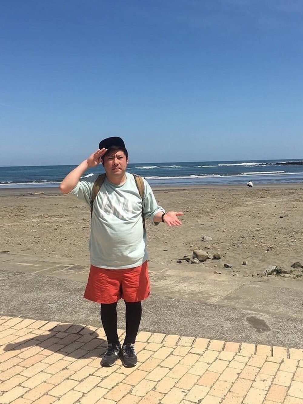 「宮崎の海」｜「VANSのアイテム（Tシャツ/カットソー、グリーン系）」を使った、ファイトマちゃんさん（メンズ・164cm）の春コーディネートの1枚目の写真