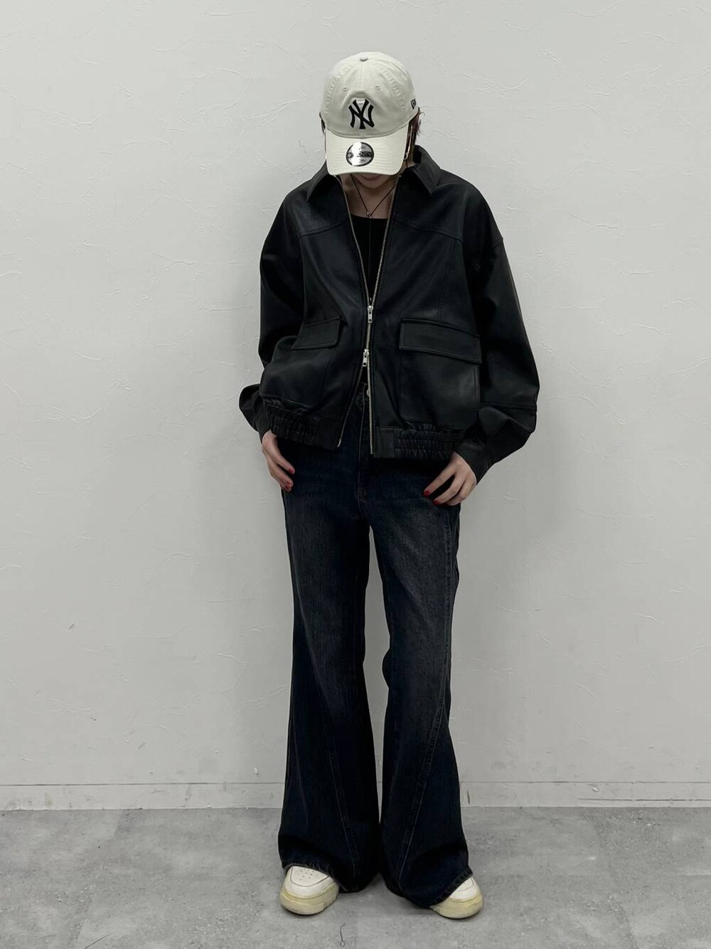 ブルー系のデニムパンツ、ブラック系のブルゾン、ブラック系のTシャツ/カットソーを着用したレディースの夏コーディネートの1枚目の写真