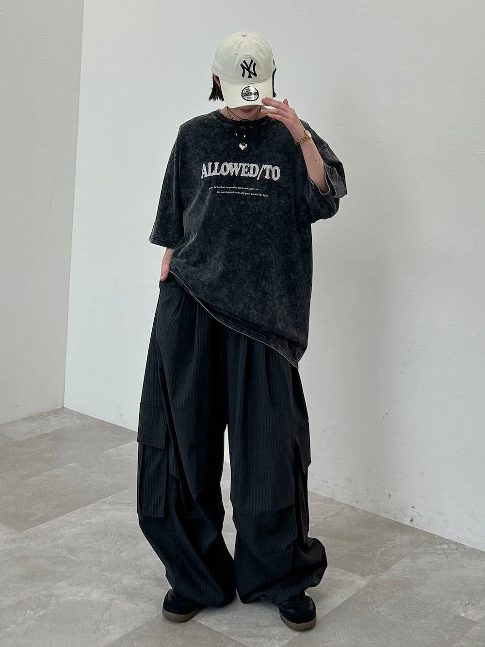 その他のカーゴパンツ、ブラック系のTシャツ/カットソー、ホワイト系のキャップを着用したレディースの夏コーディネートの1枚目の写真