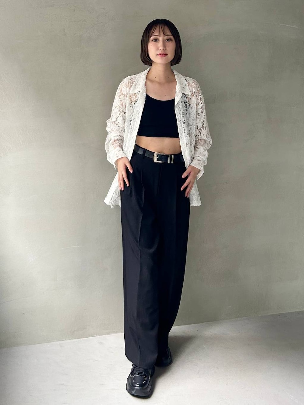 ブラック系のキャミソール、ブラック系のスラックス、ブラック系のスニーカーを着用したレディースの夏コーディネートの1枚目の写真