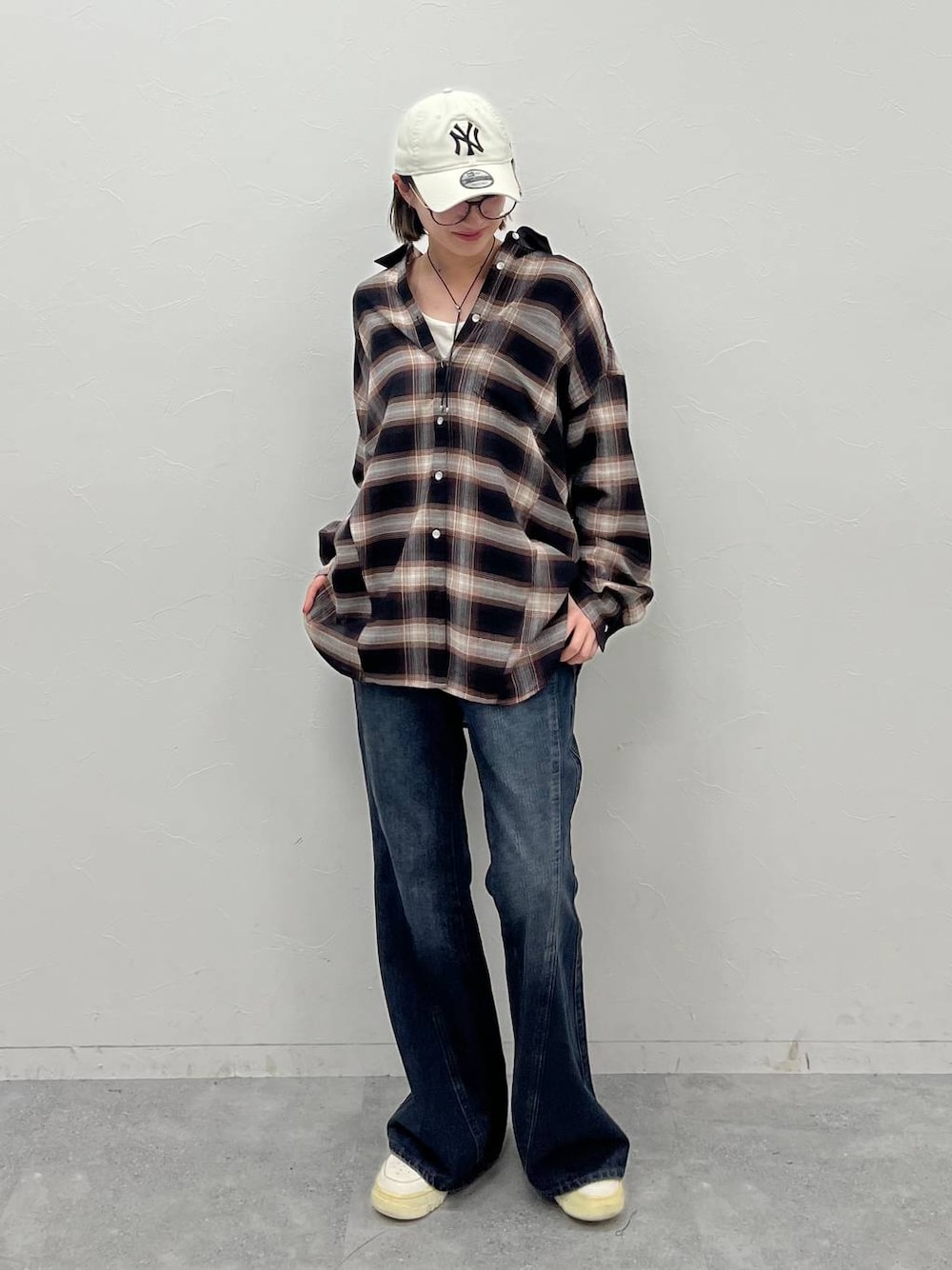 ブルー系のデニムパンツ、ブラウン系のシャツ/ブラウス、ホワイト系のTシャツ/カットソーを着用したレディースの夏コーディネートの1枚目の写真