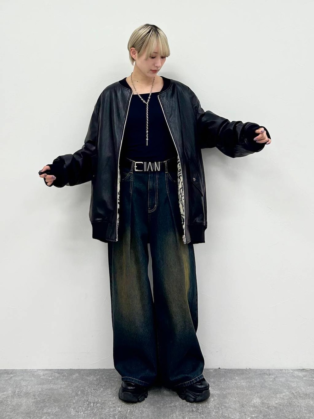 「PAGEBOY、メンズライク、カジュアル、モード、Anui」｜「PAGEBOYのプラットチャンキースニーカー（スニーカー、ブラック系）」を使った、なっつさん（レディース・164cm）の秋コーディネートの1枚目の写真