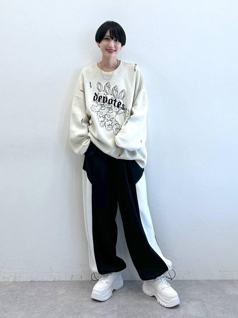 ブラック系のその他パンツ、ホワイト系のニット/セーターを着用したレディースの秋コーディネートの1枚目の写真