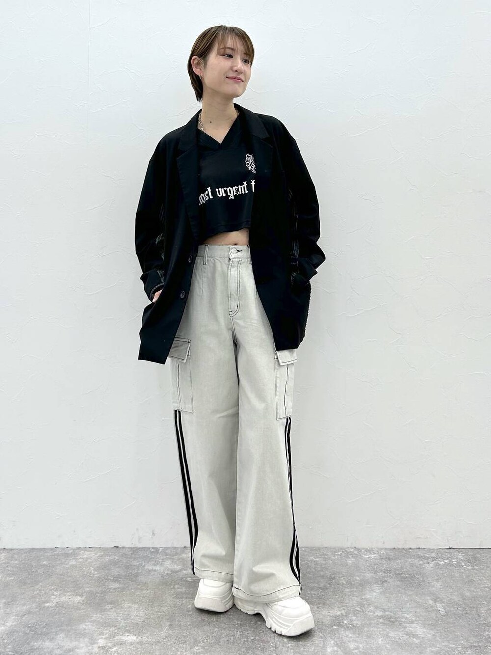 ブラック系のテーラードジャケット、ホワイト系のデニムパンツ、ブラック系のTシャツ/カットソーを着用したレディースの春コーディネートの1枚目の写真