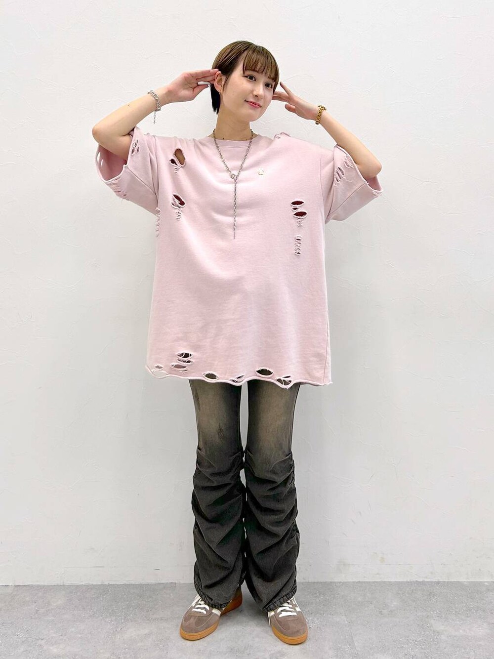 ブラック系のデニムパンツ、ピンク系のTシャツ/カットソー、シルバー系のネックレスを着用したレディースの夏コーディネートの1枚目の写真