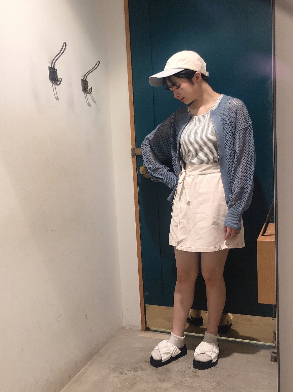 ブルー系のカーディガン/ボレロ、ホワイト系のタンクトップ、ホワイト系のその他パンツを着用したレディースの夏コーディネートの1枚目の写真