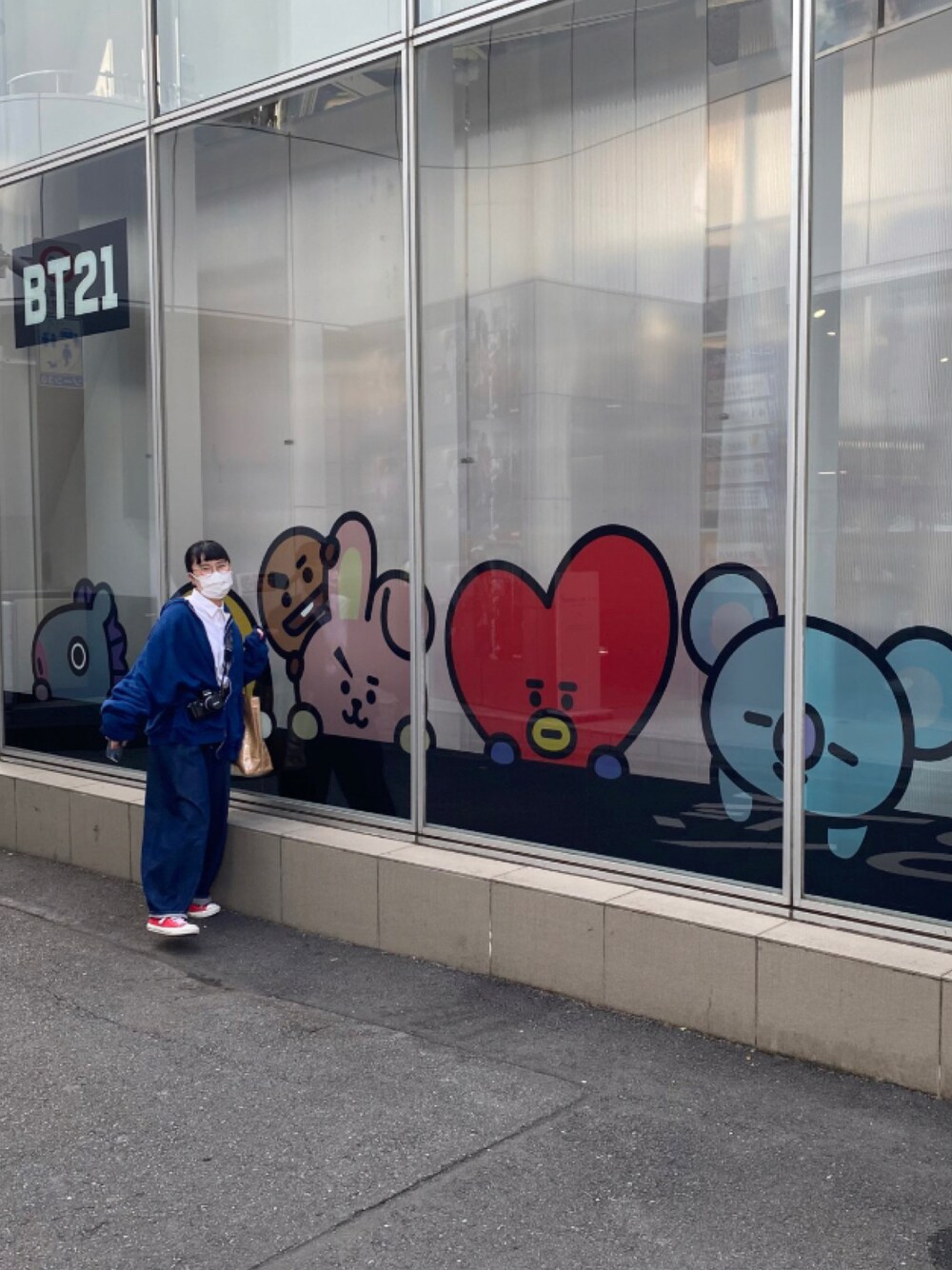 「ビッグシルエット、めがね、古着、メンズライク、vintage、BTS、パーカー、ネイビー、デニム、パンツスタイル、シャツスタイル」｜「BEAVERのアイテム（デニムパンツ、ブルー系）」を使った、mina.qさん（レディース・160cm）の秋コーディネートの1枚目の写真