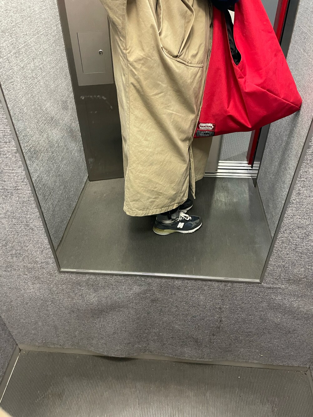 「デニムパンツ、パンツスタイル、MM6、New Balance、993、差し色、スニーカーコーデ、オーバーサイズ、メンズライク」｜「MM6 Maison Margielaのアイテム（ハンドバッグ、レッド系）」を使った、mina.qさん（レディース・160cm）の冬コーディネートの1枚目の写真