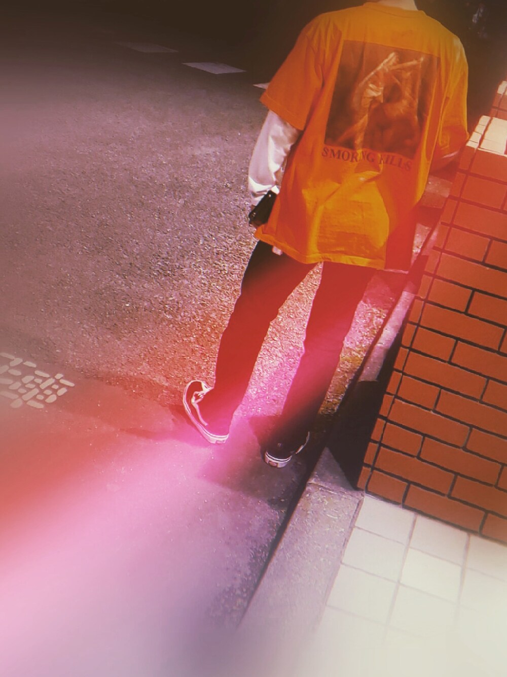 「お洒落さんとつながりたい、低身長コーデ、白Tシャツ、レイヤードスタイル、FR2」｜「FR2のアイテム（Tシャツ/カットソー、オレンジ系）」を使った、わっさ@インスタフォローお願いします！さん（メンズ・165cm）の秋コーディネートの1枚目の写真