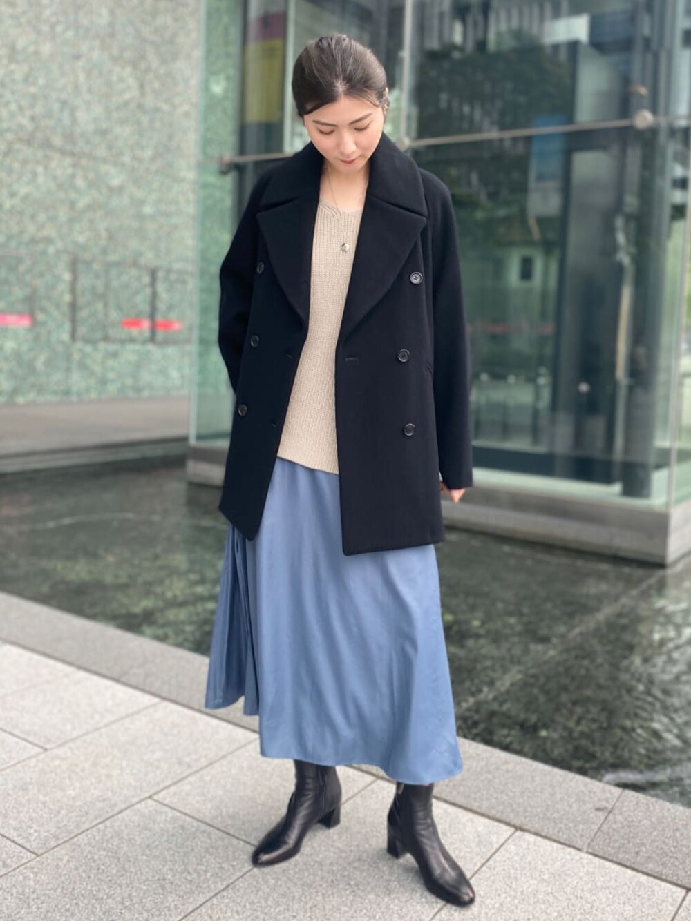 「カオス、高身長女子、体型カバー、ピーコート、シンプル、ショート丈、スカート、ブーツスタイル、ブーツ、美シルエット、秋色、秋カラー、キレイめ、大人カジュアル、レイヤードスタイル」｜「Chaosのスーペリアガロンコート（ピーコート、ブラック系）」を使った、chaos_toyoさん（レディース・174cm）の秋コーディネートの1枚目の写真