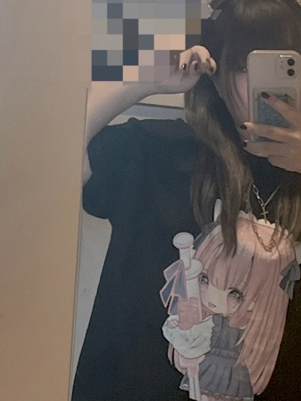 ブラック系のTシャツ/カットソーを着用したレディースの秋コーディネートの1枚目の写真