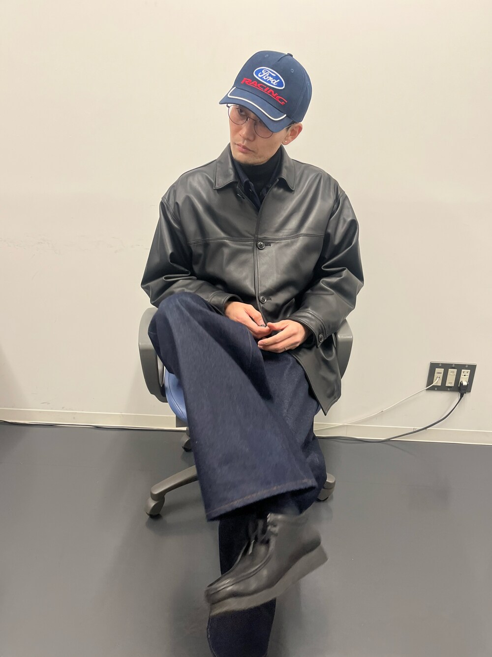 「タートルネック、デニム、デニムパンツ、デニムジャケット、デニムコーデ、レザー、レザージャケット、キャップ、めがね、クラークス、オトナカジュアル、アメカジコーデ、真冬のあったかスタイル、今日のコーデ、大人カジュアル」｜「H&Mのアイテム（キャップ、ブルー系）」を使った、ながやまさん（メンズ・180cm）の冬コーディネートの1枚目の写真