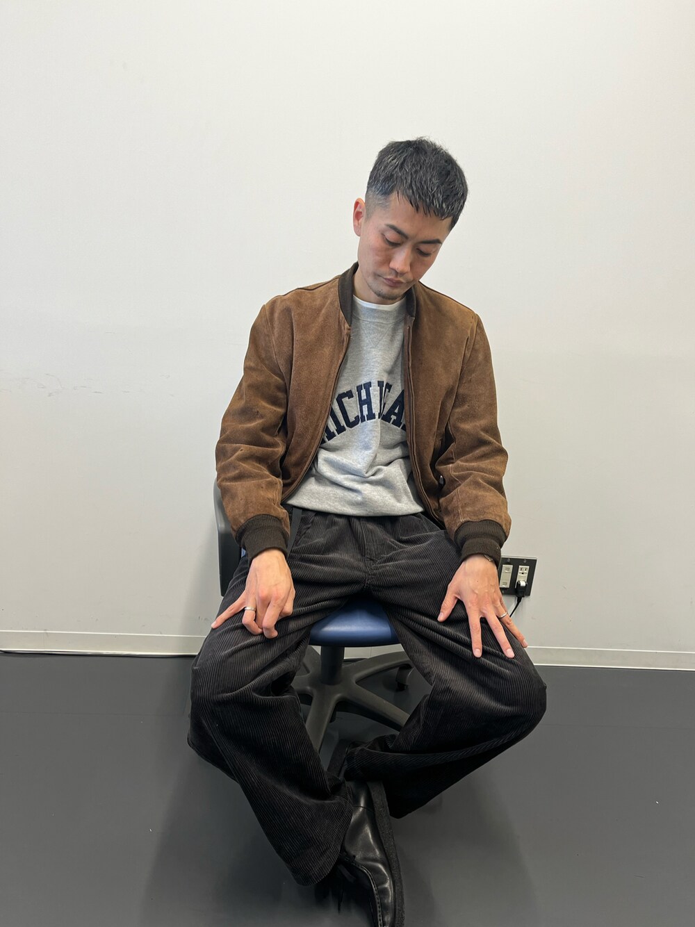 「SCHOTT、秋コーデ、クラークス(Clarks)、ユニクロ、コーデュロイパンツ、スウェット、レザージャケット、ワイドパンツ、休日コーデ、シンプルコーデ、大人カジュアル、古着、モカシン、プチプラコーデ、秋服コーデ」｜「UNIQLOのアイテム（その他パンツ、ブラック系）」を使った、ながやまさん（メンズ・180cm）の冬コーディネートの1枚目の写真