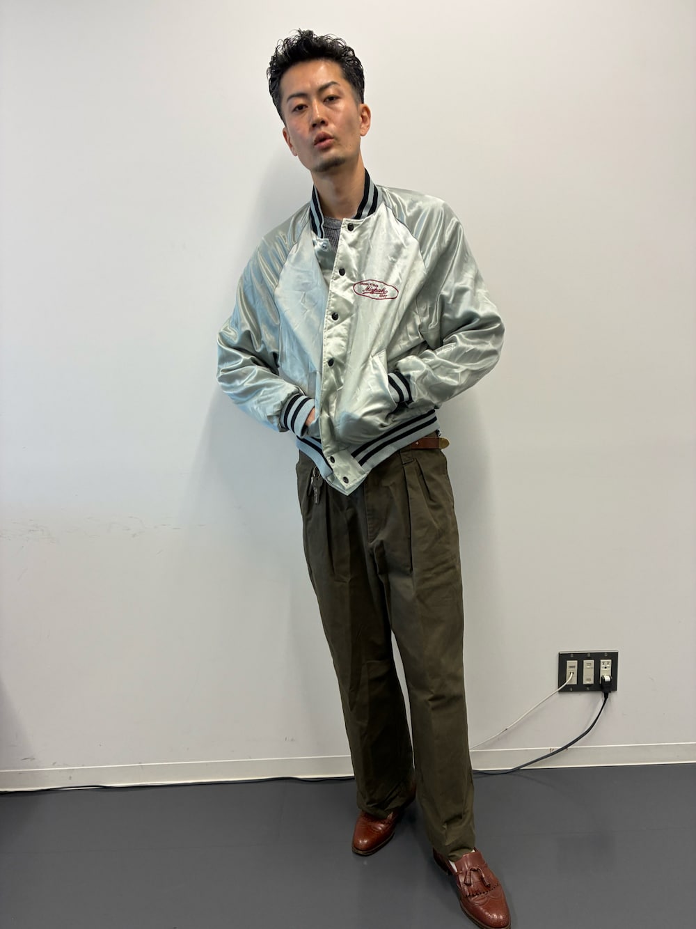 「アメカジ、スタジャン、カーゴパンツ、ローファー、革靴、30代コーデ、休日スタイル、春コーデ、シンプルコーデ」｜「UNIQLO Uのアイテム（その他パンツ、グリーン系）」を使った、ながやまさん（メンズ・180cm）の春コーディネートの1枚目の写真