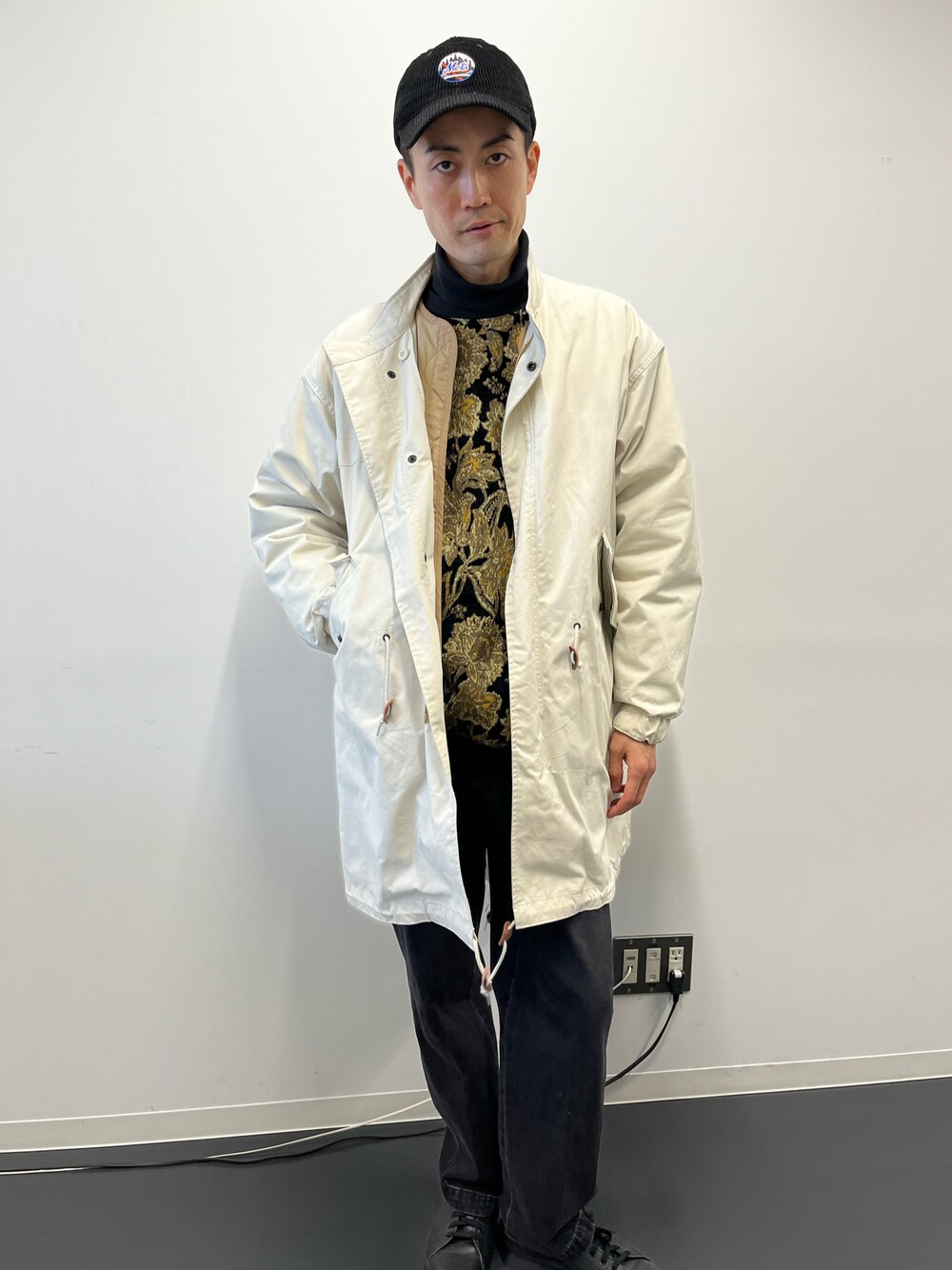 「ミリタリー、デニムパンツ、キャップ、コーデュロイ、オーバーサイズ、スタンスミス、UNIQLO U、刺繍、タートルネック、黒、モノトーン、今日のコーデ、カジュアル、ファッションを楽しもう、スニーカーコーデ」｜「47のアイテム（キャップ、ブラック系）」を使った、ながやまさん（メンズ・180cm）の冬コーディネートの1枚目の写真