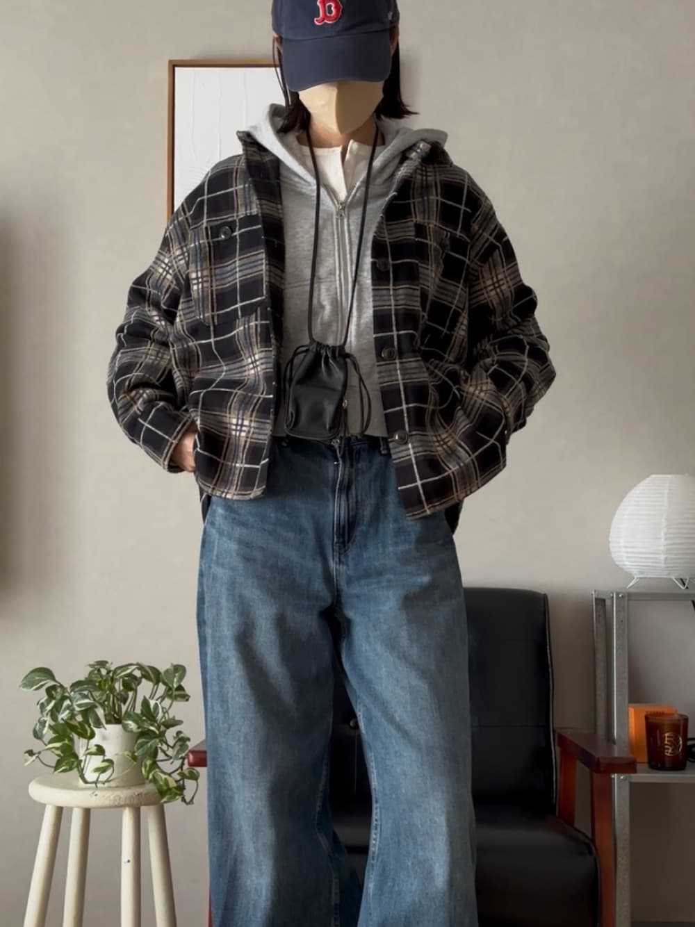 ブラック系のシャツ/ブラウスを着用したレディースの秋コーディネートの1枚目の写真