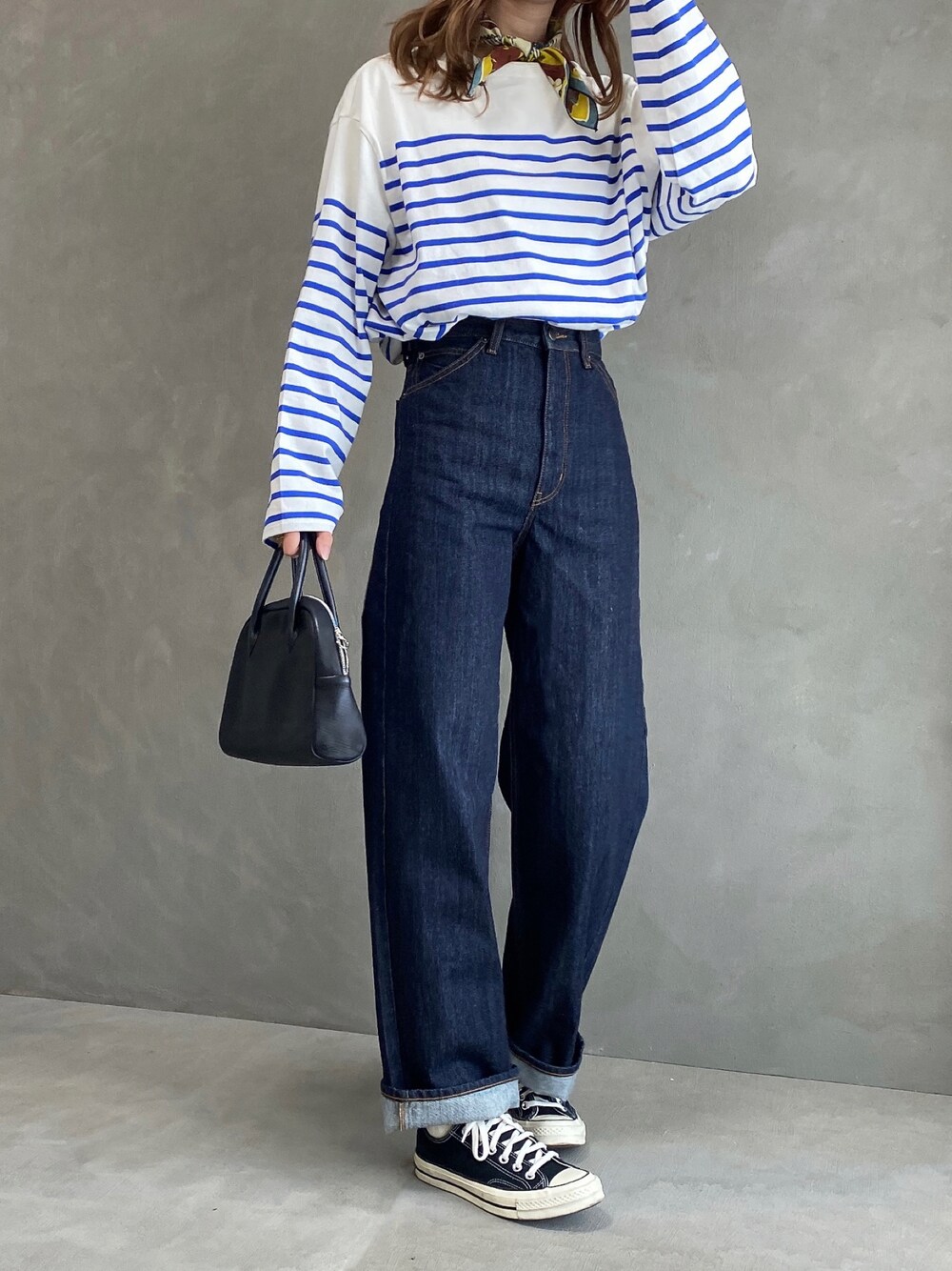 ブルー系のTシャツ/カットソー、ブルー系のデニムパンツ、ブラック系のボストンバッグを着用したレディースの春コーディネートの1枚目の写真
