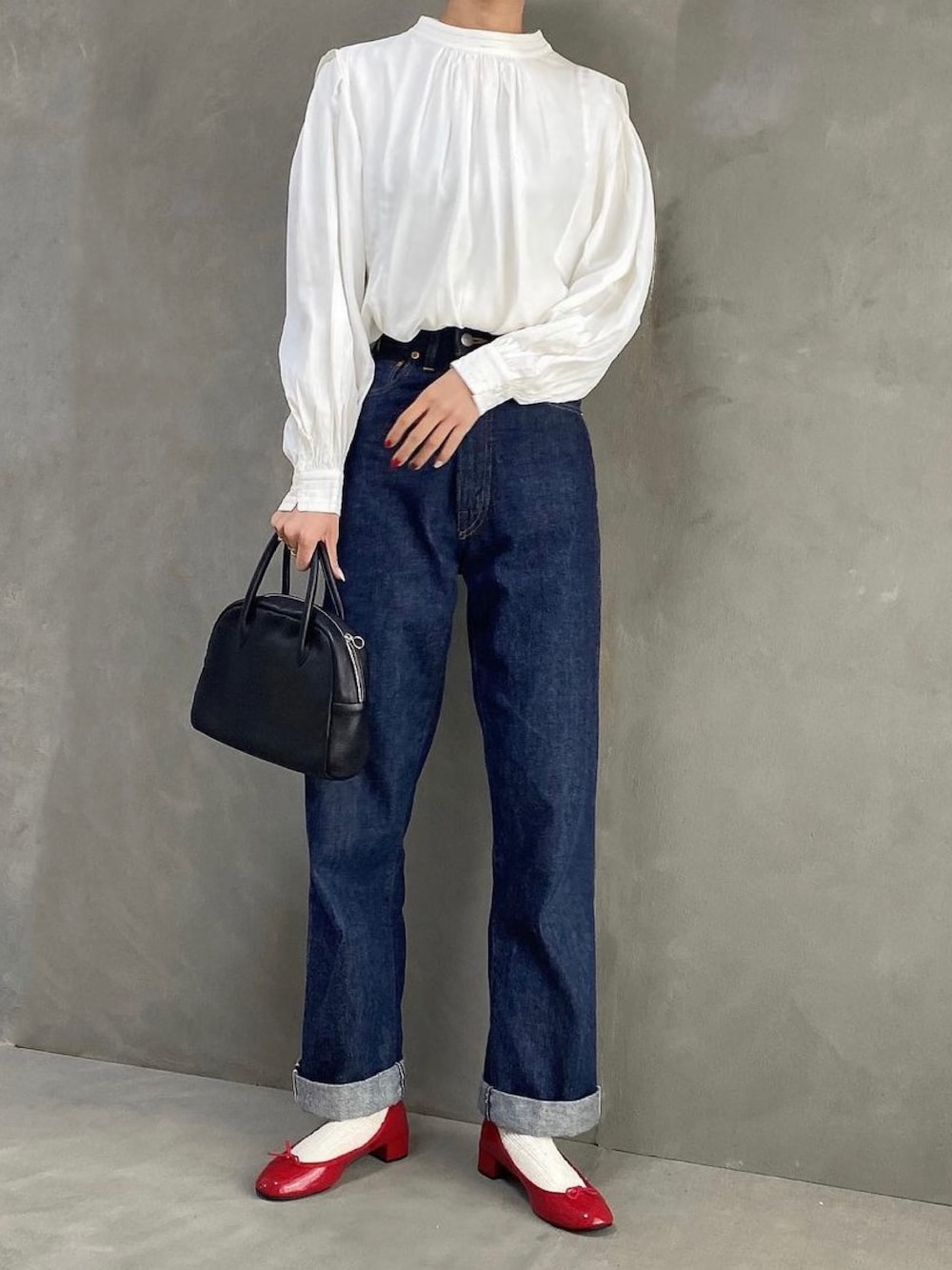 ホワイト系のシャツ/ブラウス、ブルー系のデニムパンツ、レッド系のパンプスを着用したレディースの春コーディネートの1枚目の写真