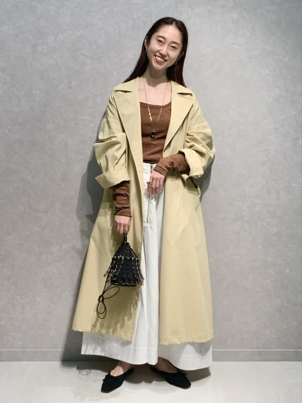 「トレンチコート、Dickies、オーバーサイズ、ロングスカート、アダムエロペ(ADAM ET ROPE')、リラックススタイル、春コート、スプリングコート、Adam et Rope'、ディッキーズ(Dickies)」｜「MILLERの【Miller for ADAM ET ROPE'】別注Cup付Long Sleeve Tee（Tシャツ/カットソー、オレンジ系）」を使った、ADAM ET ROPE' STAFFさん（レディース・157cm）の春コーディネートの1枚目の写真