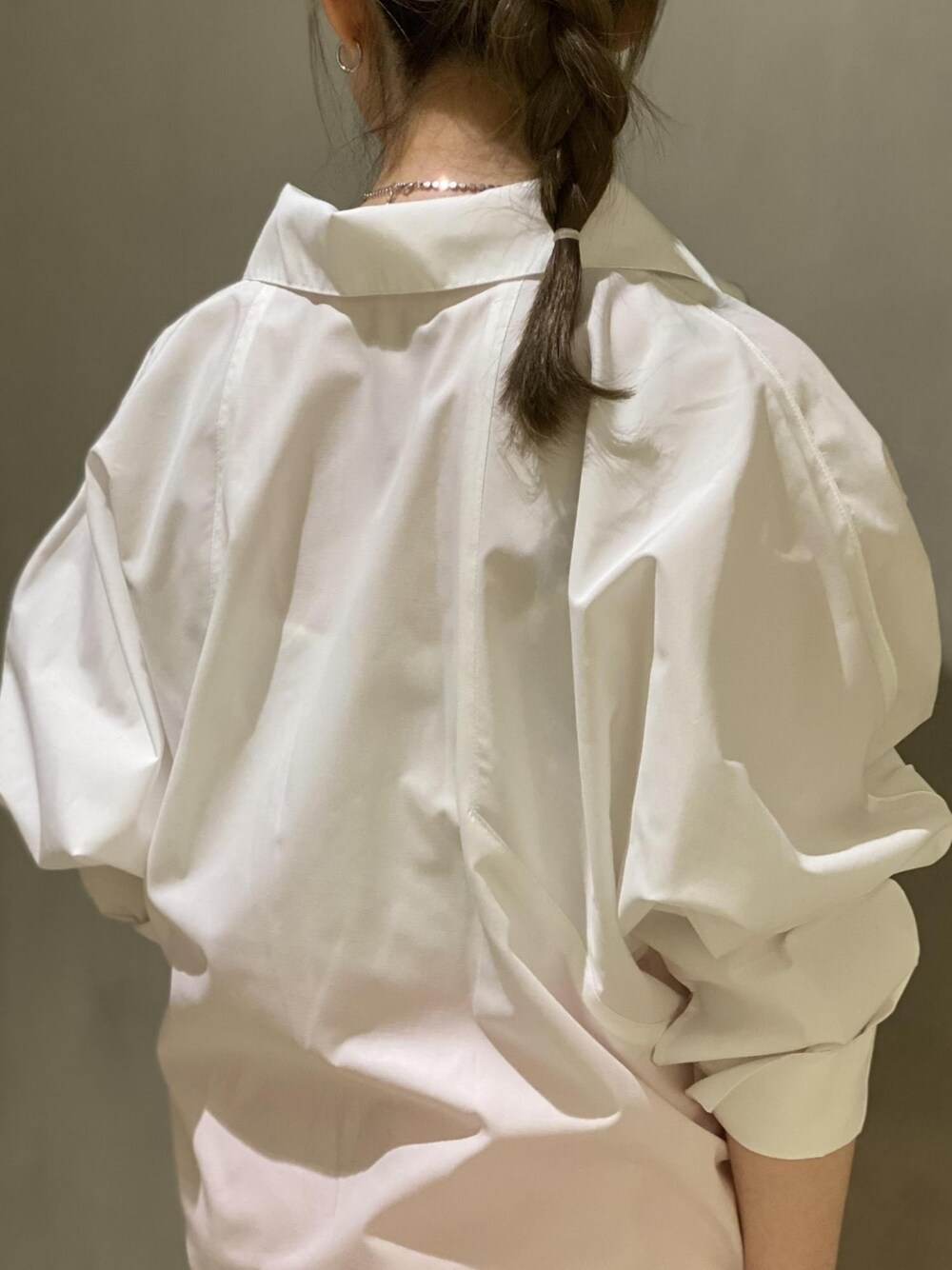 ホワイト系のシャツ/ブラウス、ピンク系のその他パンツ、シルバー系のバレエシューズを着用したレディースの冬コーディネートの4枚目の写真