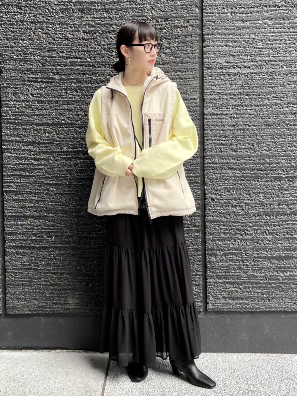 「スカート、レイヤード、ベスト、レイヤードスタイル、ロングスカート、WILDTHINGS、ワイルドシングス、アダムエロペ(ADAM ET ROPE')、Adam et Rope'、スカートスタイル」｜「ADAM ET ROPE'の【サステナブル】オーガニックコットン接結プルオーバー（ニット/セーター、イエロー系）」を使った、ADAM ET ROPE' STAFFさん（レディース・165cm）の冬コーディネートの1枚目の写真