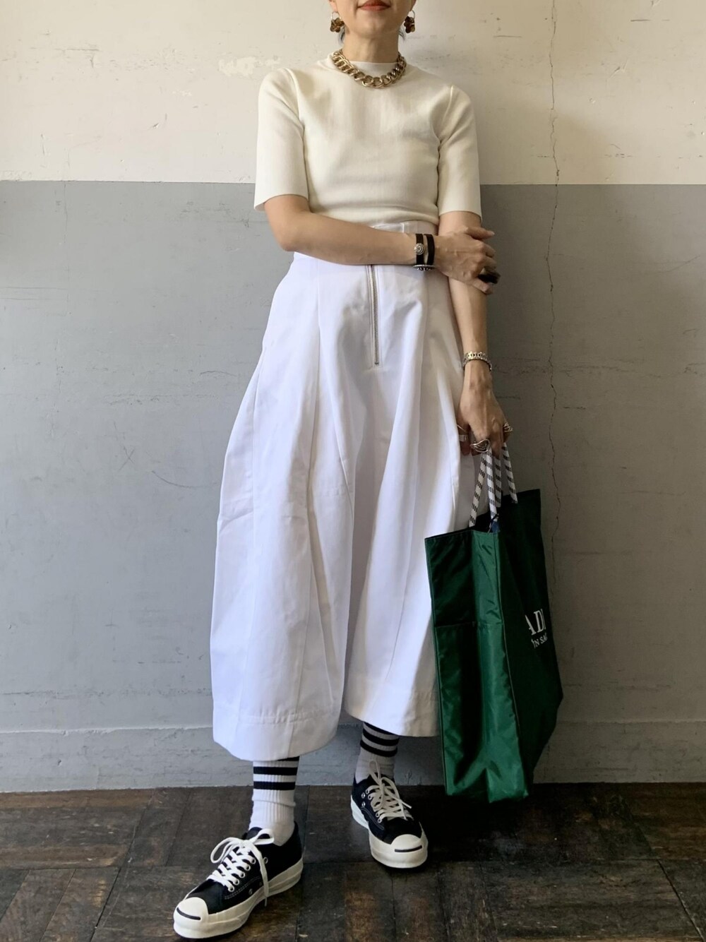 「トレンチコート、トレンチ、Dickies、モノトーン、ロングコート、春アウター、アダムエロペ(ADAM ET ROPE')、Adam et Rope'、モノトーンコーデ、ディッキーズ(Dickies)」｜「ADAM ET ROPE'のリラックストレンチコート（トレンチコート、グレー系）」を使った、ADAM ET ROPE' STAFFさん（レディース・166cm）の冬コーディネートの5枚目の写真