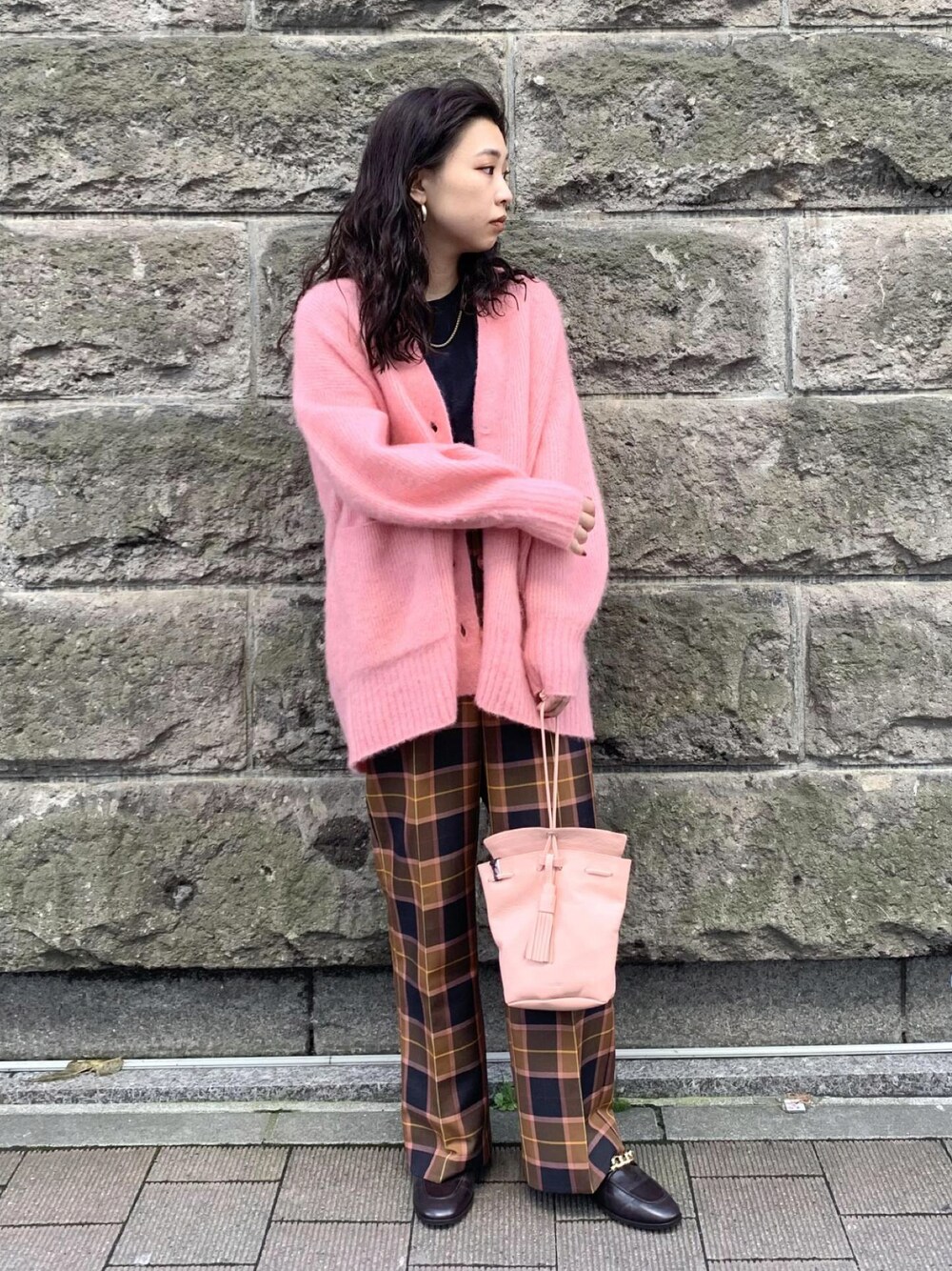 「チェック、ビッグシルエット、ピンク、オーバーサイズ、チェックパンツ、アダムエロペ(ADAM ET ROPE')、Adam et Rope'、カーティガン、ピンクコーデ、ルーズシルエット」｜「NOMADISの【NOMADIS】Lys（ハンドバッグ、ピンク系）」を使った、ADAM ET ROPE' STAFFさん（レディース・162cm）の秋コーディネートの1枚目の写真