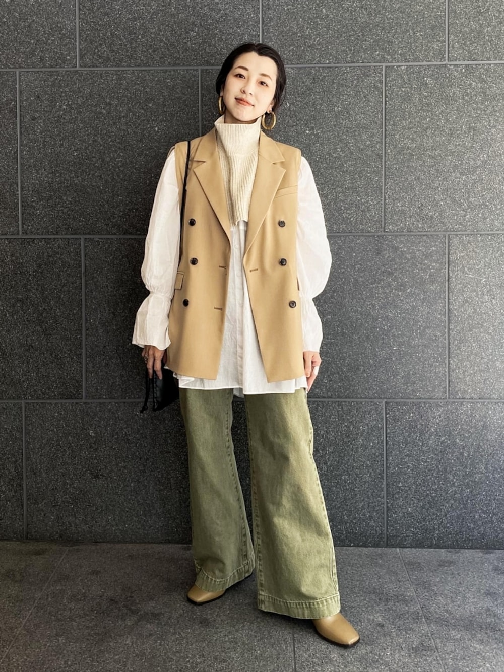 「ジャケット、ブラウス、レイヤード、ベスト、レイヤードスタイル、ジレ、アダムエロペ(ADAM ET ROPE')、Adam et Rope'、低身長、低身長コーデ」｜「ADAM ET ROPE'のルーズフィットジレ（ジャケット/アウター、ベージュ系）」を使った、ADAM ET ROPE' STAFFさん（レディース・154cm）の秋コーディネートの1枚目の写真