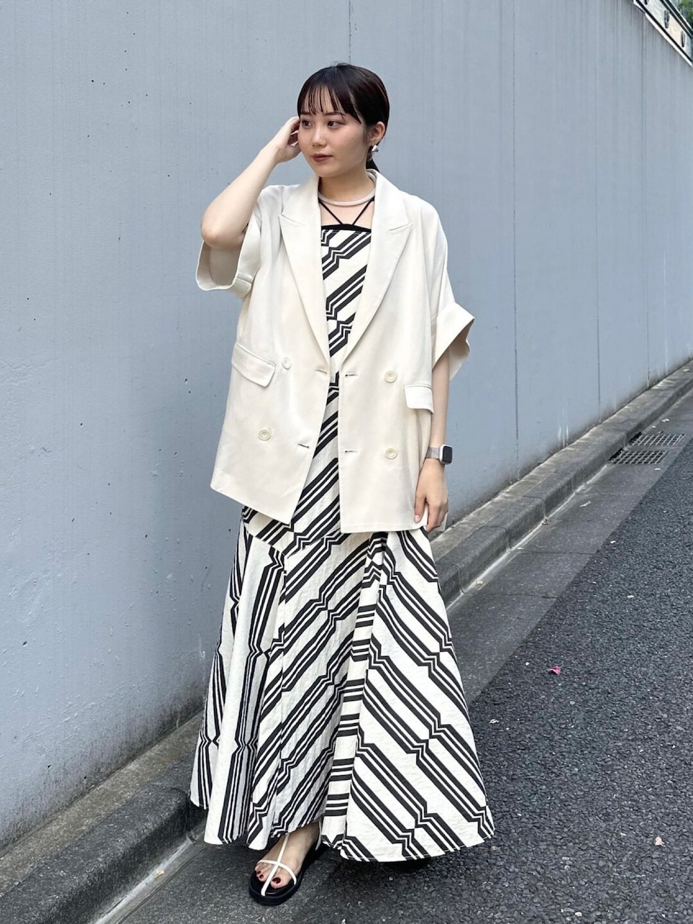 「ジャケット、大人カジュアル、休日スタイル、アダムエロペ(ADAM ET ROPE')、Adam et Rope'、夏コーデ、アダムエロペ、キャミワンピ、adametrope、Adam et Ropé」｜「ADAM ET ROPE'の【サステナブル】ショートスリーブジャケット（その他アウター、ホワイト系）」を使った、ADAM ET ROPE' STAFFさん（レディース・156cm）の春コーディネートの1枚目の写真