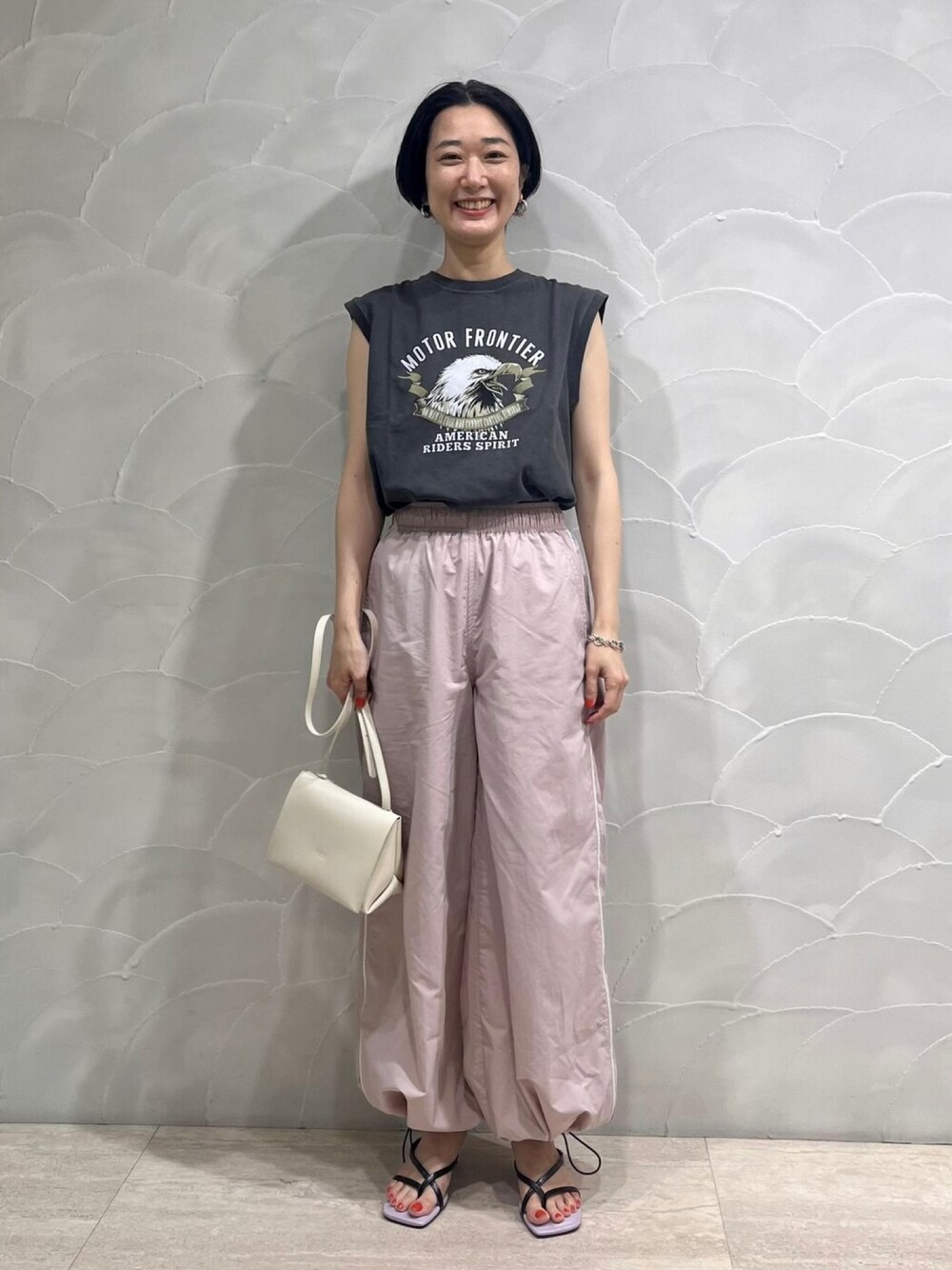 「休日コーデ、アダムエロペ(ADAM ET ROPE')、パンツスタイル、Adam et Rope'、夏コーデ、GOOD ROCK SPEED、カジュアルコーデ、アダムエロペ、ナイロンパンツ、adametrope」｜「ADAM ET ROPE'の【Good Rock Speed】ORIGINAL ROCK SLEEVELESS TEE（タンクトップ、ブラック系）」を使った、ADAM ET ROPE' STAFFさん（レディース・160cm）の春コーディネートの1枚目の写真
