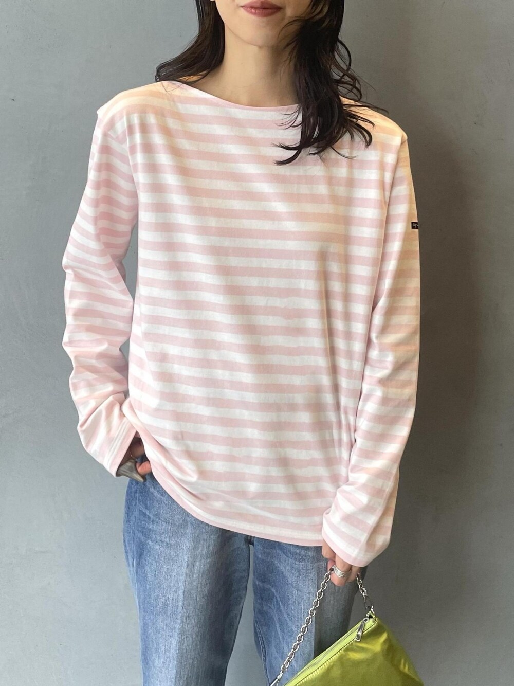 「デニム、ボーダー、デニムパンツ、ボーダートップス、アダムエロペ(ADAM ET ROPE')、Adam et Rope'、アニエスベー、agnes b.、オトナカジュアル、アニエスベー(agnes b.)」｜「agnes b.の【agnes b. for ADAM ET ROPE'】TS MARINO ML（Tシャツ/カットソー、ピンク系）」を使った、ADAM ET ROPE' STAFFさん（レディース・158cm）の冬コーディネートの2枚目の写真