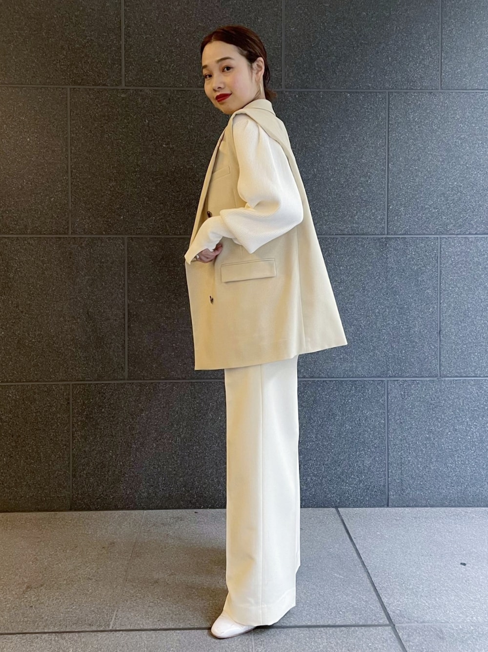 「アダムエロペ(ADAM ET ROPE')、Adam et Rope'、ホワイト、ホワイトコーデ、ワイドパンツ、スラックス、ジレ、大人女子、ワントーンコーデ、フラットシューズ、キレイめ、パンツスタイル、春コーデ、春夏コーデ、きれいめカジュアル」｜「ADAM ET ROPE'のスクエアネックリブニット（ニット/セーター、ホワイト系）」を使った、ADAM ET ROPE' STAFFさん（レディース・157cm）の冬コーディネートの2枚目の写真