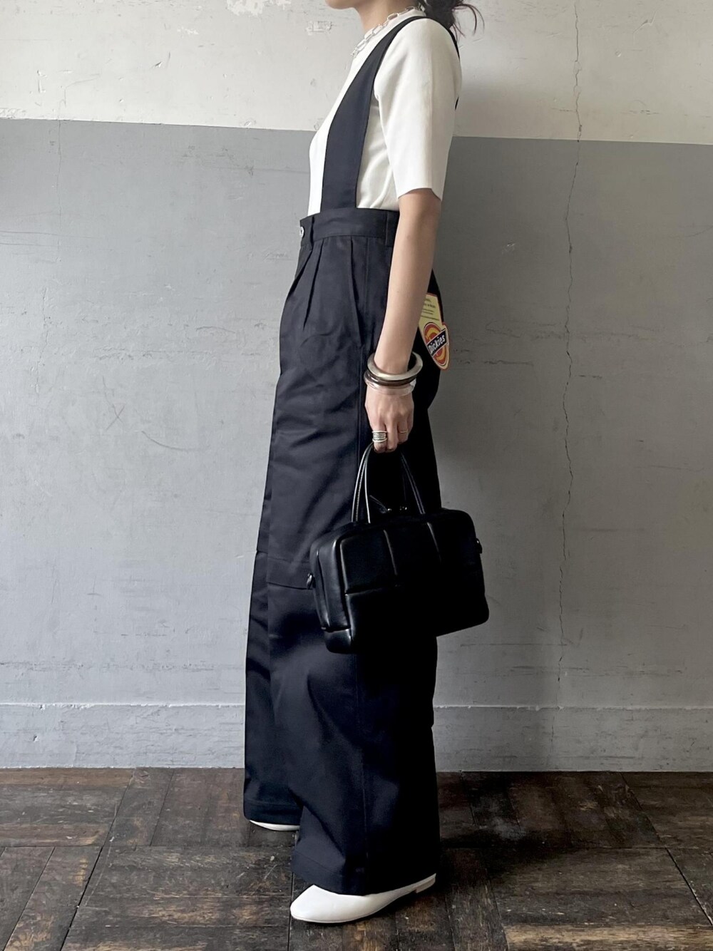 「Dickies、モノトーン、２ＷＡＹ、アダムエロペ(ADAM ET ROPE')、Adam et Rope'、春夏コーデ、モノトーンコーデ、ディッキーズ(Dickies)、カジュアルコーデ、オトナカジュアル」｜「DickiesのDickiesサスペンダーパンツ（その他パンツ、ブラック系）」を使った、ADAM ET ROPE' STAFFさん（レディース・158cm）の春コーディネートの2枚目の写真