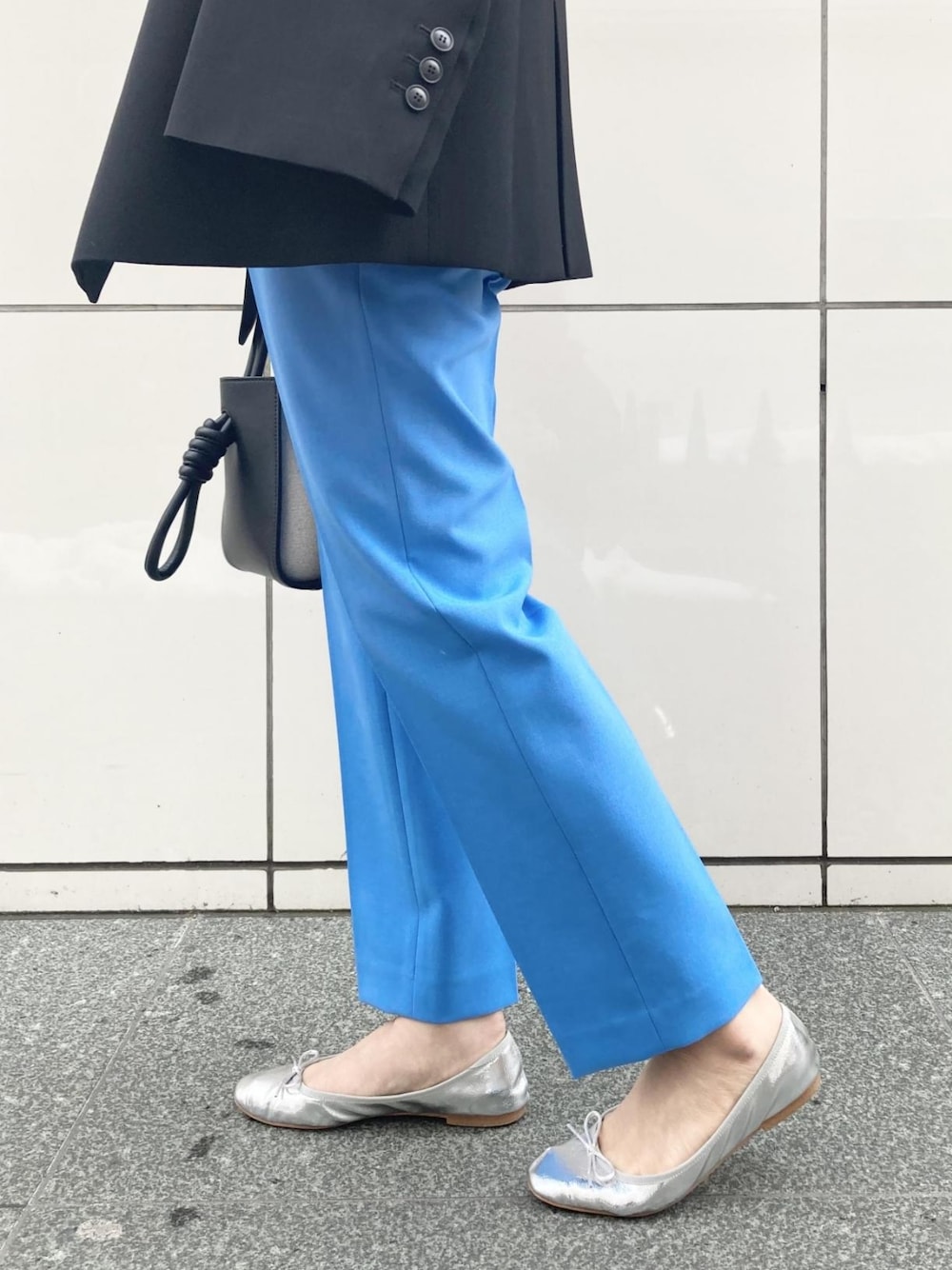 「ジャケット、ブラウス、カラーパンツ、ハンドバッグ、スラックス、フォーマル、バレエシューズ、アダムエロペ(ADAM ET ROPE')、Adam et Rope'、フォーマル/セレモニー」｜「ADAM ET ROPE'のバルーンスリーブシフォンブラウス（シャツ/ブラウス、ホワイト系）」を使った、ADAM ET ROPE' STAFFさん（レディース・157cm）の冬コーディネートの5枚目の写真
