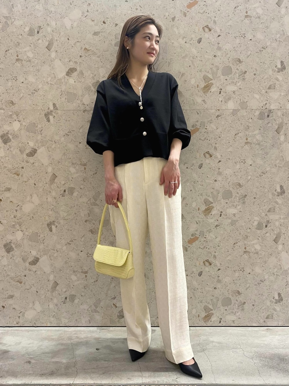 「カーディガン、パンプス、Vネック、白黒、モノトーン、アダムエロペ(ADAM ET ROPE')、Adam et Rope'、モノトーンコーデ、ルーズシルエット、ワイドバンツ」｜「ADAM ET ROPE'のワイドスリーブカーディガン（カーディガン/ボレロ、ブラック系）」を使った、ADAM ET ROPE' STAFFさん（レディース・160cm）の春コーディネートの1枚目の写真