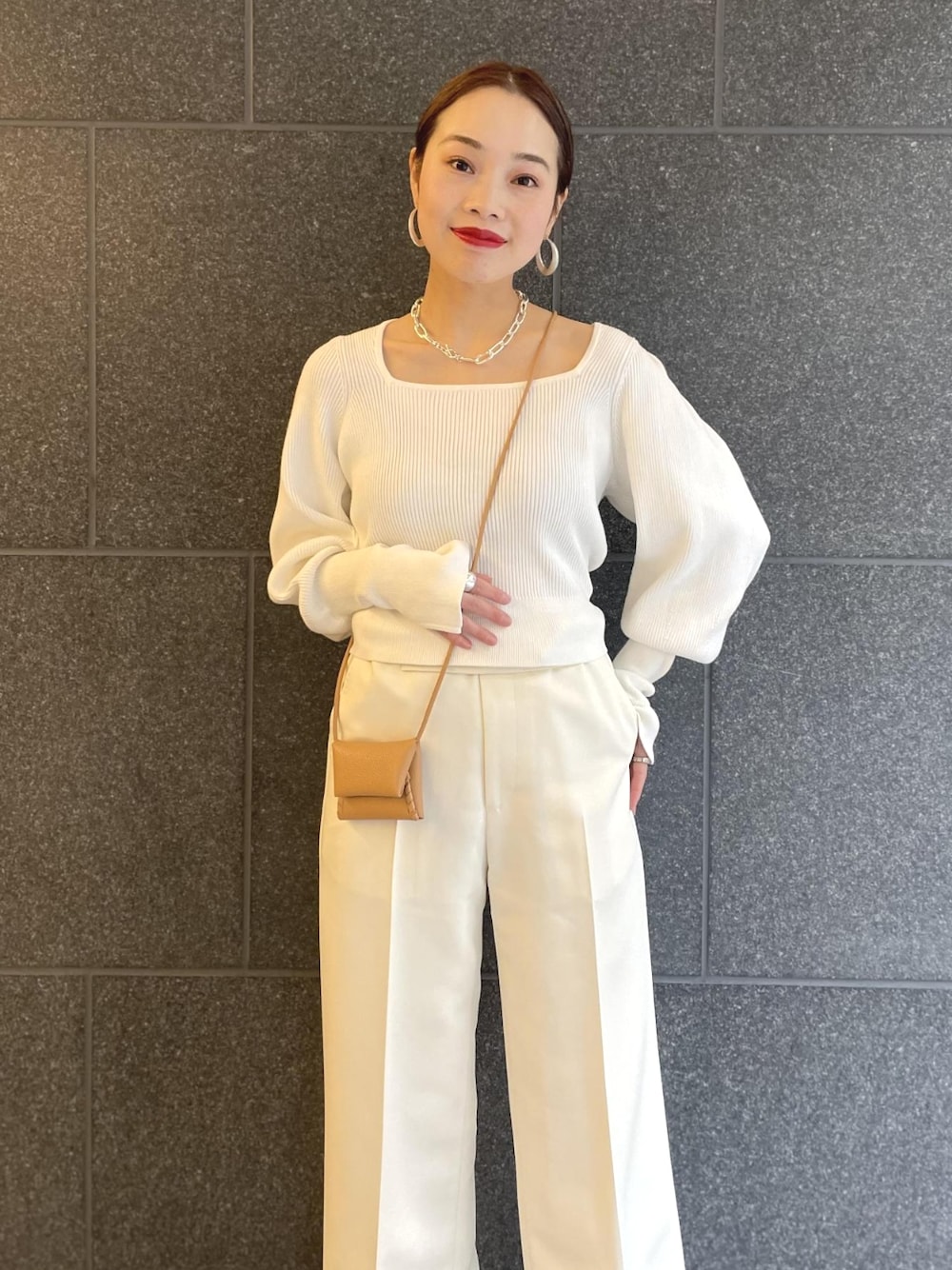 「アダムエロペ(ADAM ET ROPE')、Adam et Rope'、ホワイト、ホワイトコーデ、ワイドパンツ、スラックス、ジレ、大人女子、ワントーンコーデ、フラットシューズ、キレイめ、パンツスタイル、春コーデ、春夏コーデ、きれいめカジュアル」｜「ADAM ET ROPE'のスクエアネックリブニット（ニット/セーター、ホワイト系）」を使った、ADAM ET ROPE' STAFFさん（レディース・157cm）の冬コーディネートの4枚目の写真