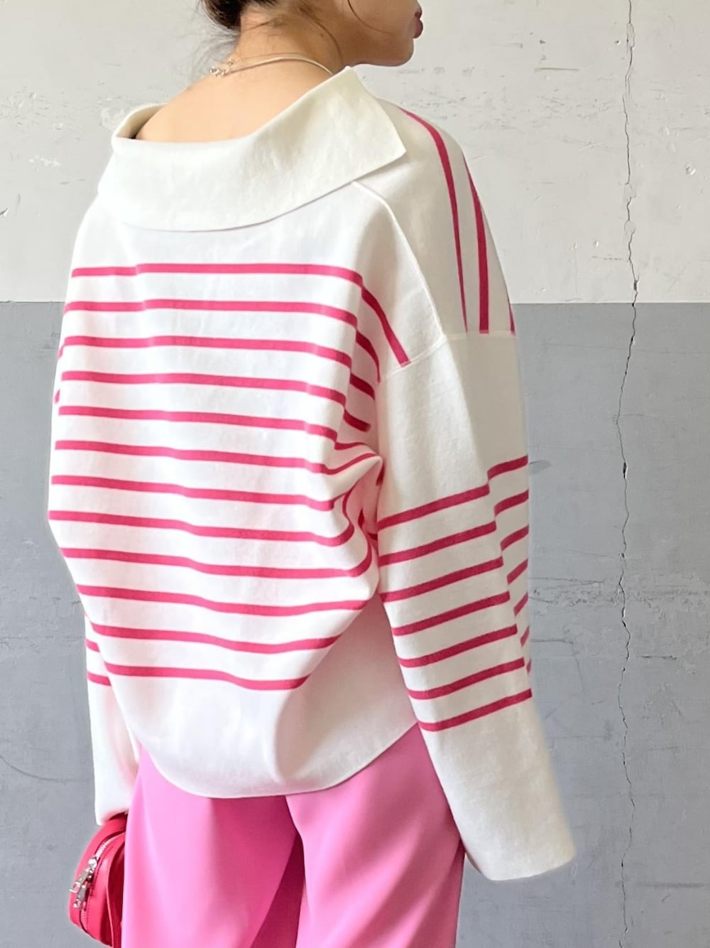 「ボーダー、ピンク、ボーダーニット、ボーダートップス、アダムエロペ(ADAM ET ROPE')、Adam et Rope'、セーラーカラー、pink、ピンクコーデ、オープンカラー」｜「ADAM ET ROPE'のインタックイージーパンツ（その他パンツ、ピンク系）」を使った、ADAM ET ROPE' STAFFさん（レディース・158cm）の春コーディネートの4枚目の写真