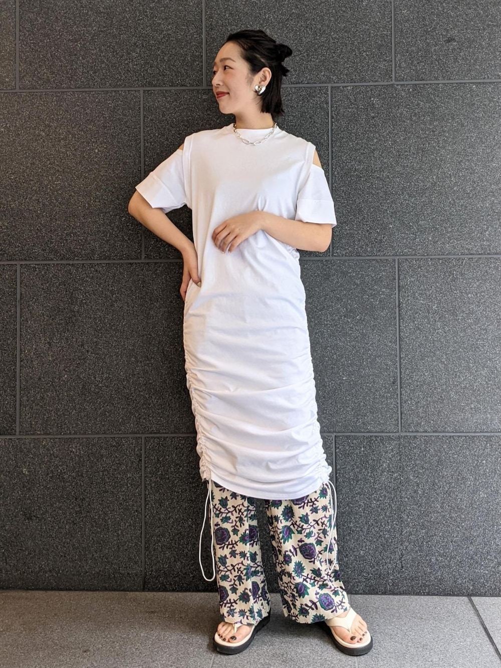 「ワンピース、カジュアル、重ね着、レイヤード、レイヤードスタイル、アダムエロペ(ADAM ET ROPE')、ロングワンピース、Adam et Rope'、Tシャツワンピ、ラクチンコーデ」｜「ADAM ET ROPE'のＴシャツワンピース（ワンピース、ホワイト系）」を使った、ADAM ET ROPE' STAFFさん（レディース・163cm）の春コーディネートの1枚目の写真