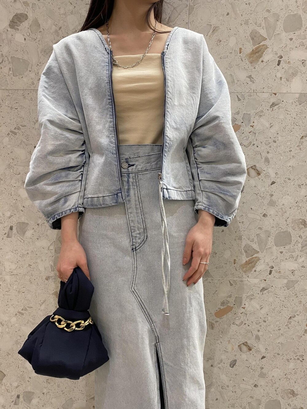 「タイトスカート、デニム、セットアップ、デニムスカート、ロングスカート、アダムエロペ(ADAM ET ROPE')、Adam et Rope'、セットアップスタイル、デニムブルゾン、パフスリーブ」｜「ADAM ET ROPE'の【サステナブル】コットンブラウス（シャツ/ブラウス、ブルー系）」を使った、ADAM ET ROPE' STAFFさん（レディース・160cm）の冬コーディネートの3枚目の写真