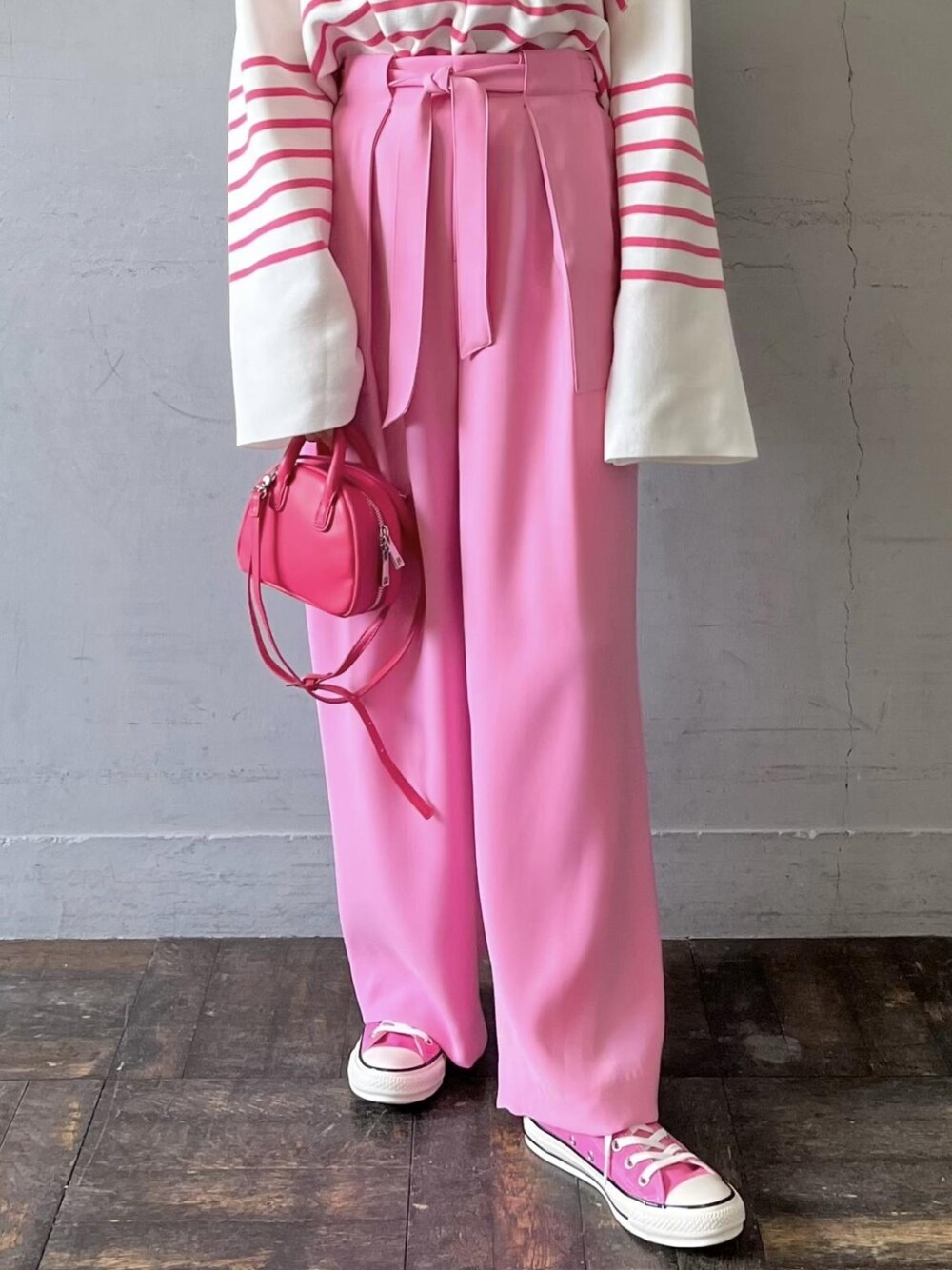 「ボーダー、ピンク、ボーダーニット、ボーダートップス、アダムエロペ(ADAM ET ROPE')、Adam et Rope'、セーラーカラー、pink、ピンクコーデ、オープンカラー」｜「ADAM ET ROPE'のインタックイージーパンツ（その他パンツ、ピンク系）」を使った、ADAM ET ROPE' STAFFさん（レディース・158cm）の春コーディネートの5枚目の写真