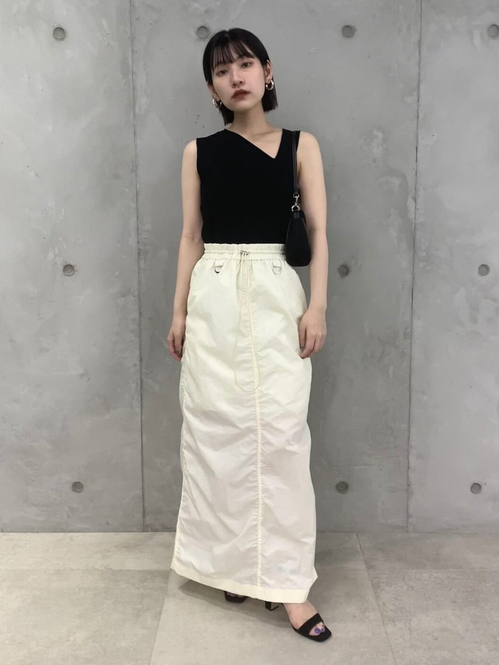「モノトーン、休日コーデ、アダムエロペ(ADAM ET ROPE')、Adam et Rope'、カジュアルコーデ、アダムエロペ、低身長コーデ、adametrope、ナイロンスカート、スボーツミックス」｜「ADAM ET ROPE'のアシメタンクニット（タンクトップ、ブラック系）」を使った、ADAM ET ROPE' STAFFさん（レディース・154cm）の春コーディネートの1枚目の写真