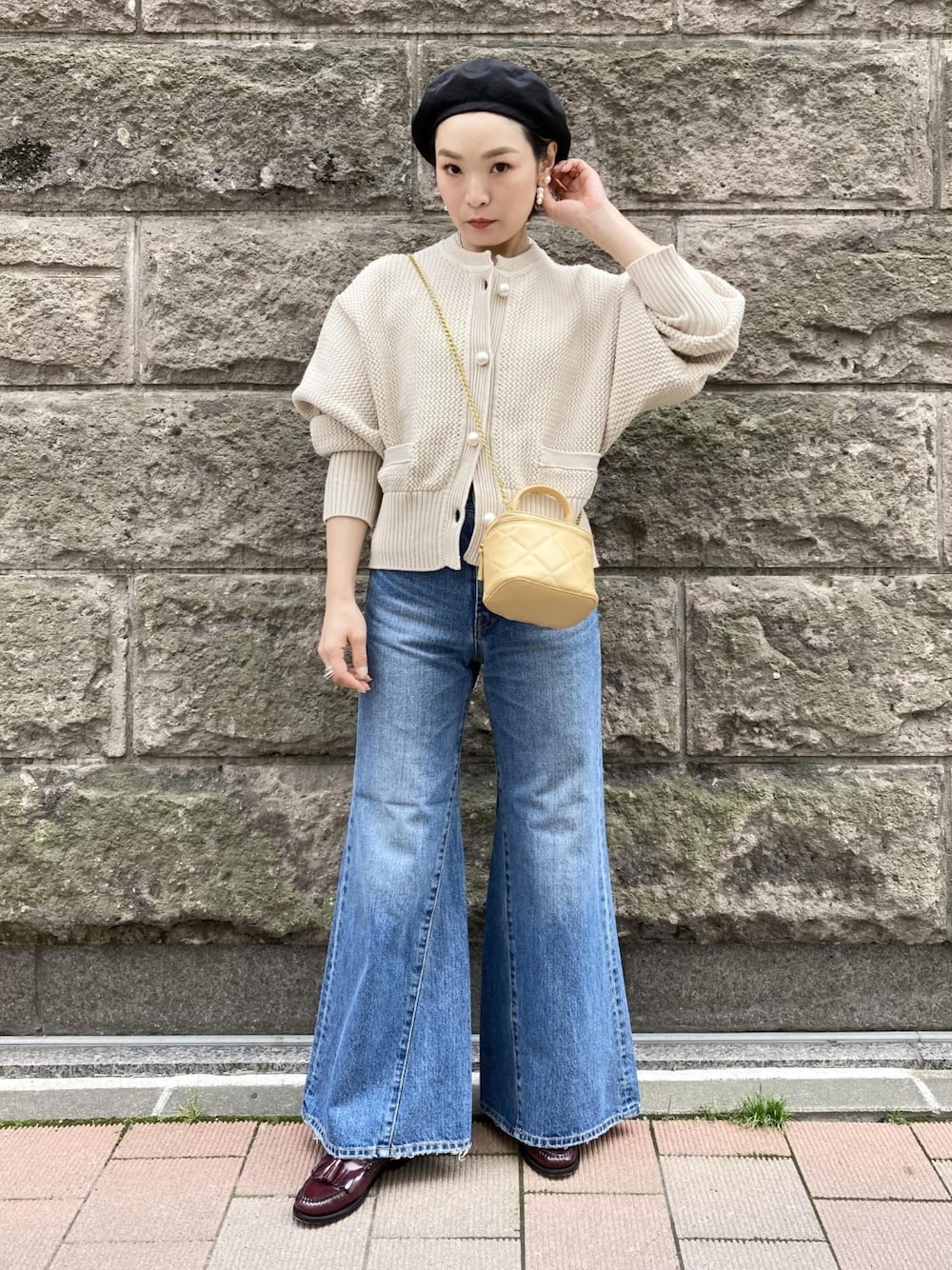 「カーディガン、デニム、ベレー帽、帽子、デニムパンツ、チェーンバッグ、アダムエロペ(ADAM ET ROPE')、フレアパンツ、Adam et Rope'、フレアデニム」｜「ADAM ET ROPE'の【サステナブル】フレアデニム（デニムパンツ、ブルー系）」を使った、ADAM ET ROPE' STAFFさん（レディース・157cm）の秋コーディネートの1枚目の写真