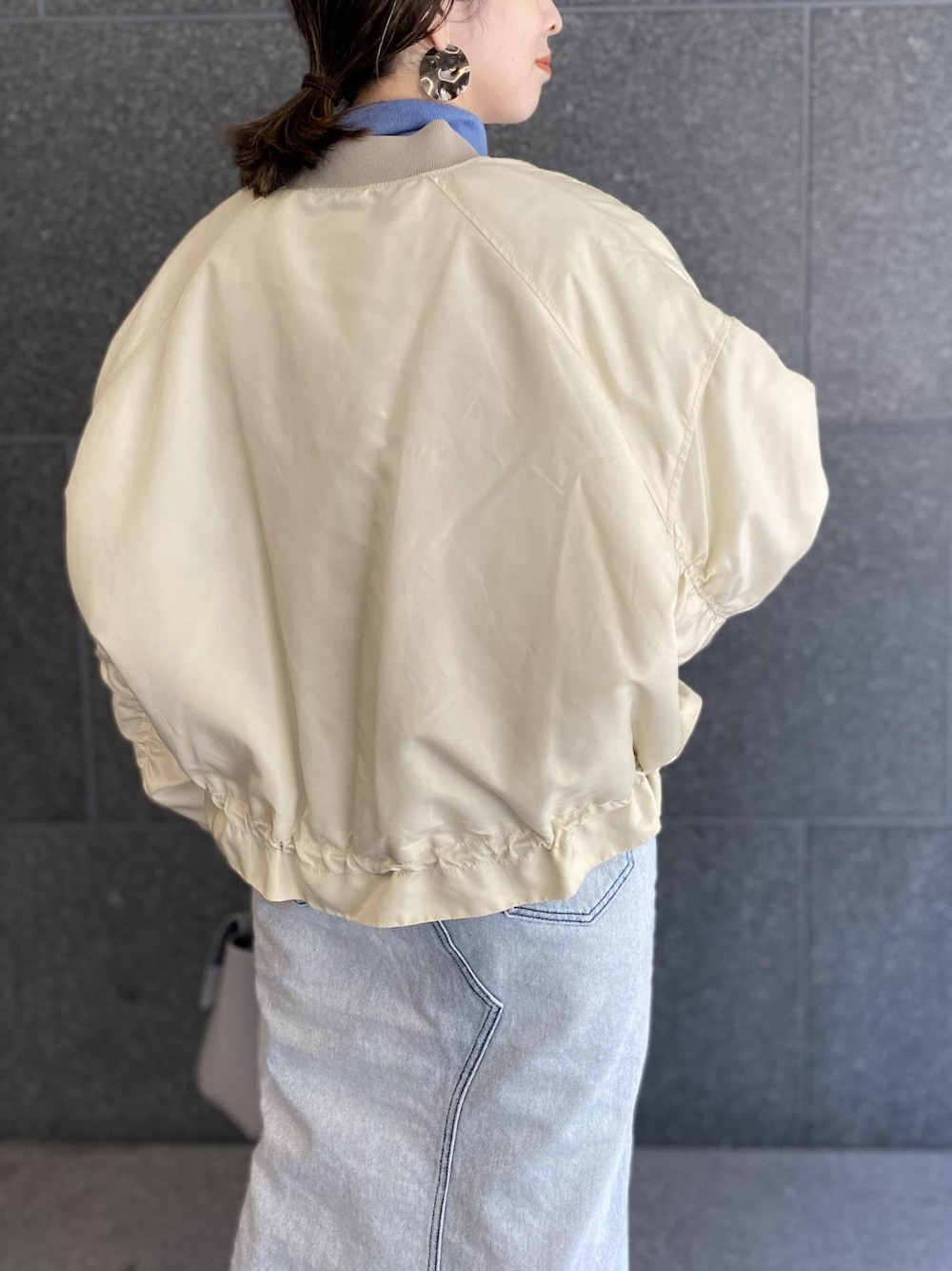「タイトスカート、MA-1、ショルダーバッグ、デニムスカート、ロングスカート、アダムエロペ(ADAM ET ROPE')、Adam et Rope'、パフスリーブ、袖ボリューム、ボリューム袖」｜「ADAM ET ROPE'のパフスリーブMA-1（MA-1、ホワイト系）」を使った、ADAM ET ROPE' STAFFさん（レディース・154cm）の冬コーディネートの5枚目の写真