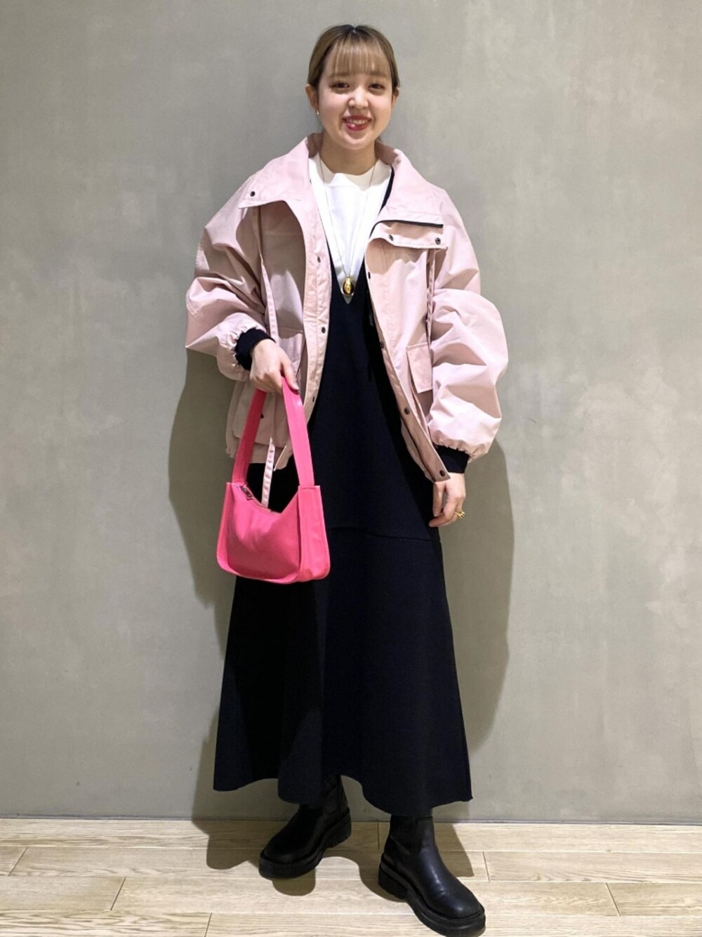 「ワンピース、マウンテンパーカー、ピンク、ショートブーツ、アダムエロペ(ADAM ET ROPE')、ロングワンピース、Adam et Rope'、春コーデ、ピンクコーデ、GERRY」｜「ADAM ET ROPE'のブークレーカットワンピース（ワンピース、ブラック系）」を使った、ADAM ET ROPE' STAFFさん（レディース・158cm）の冬コーディネートの1枚目の写真