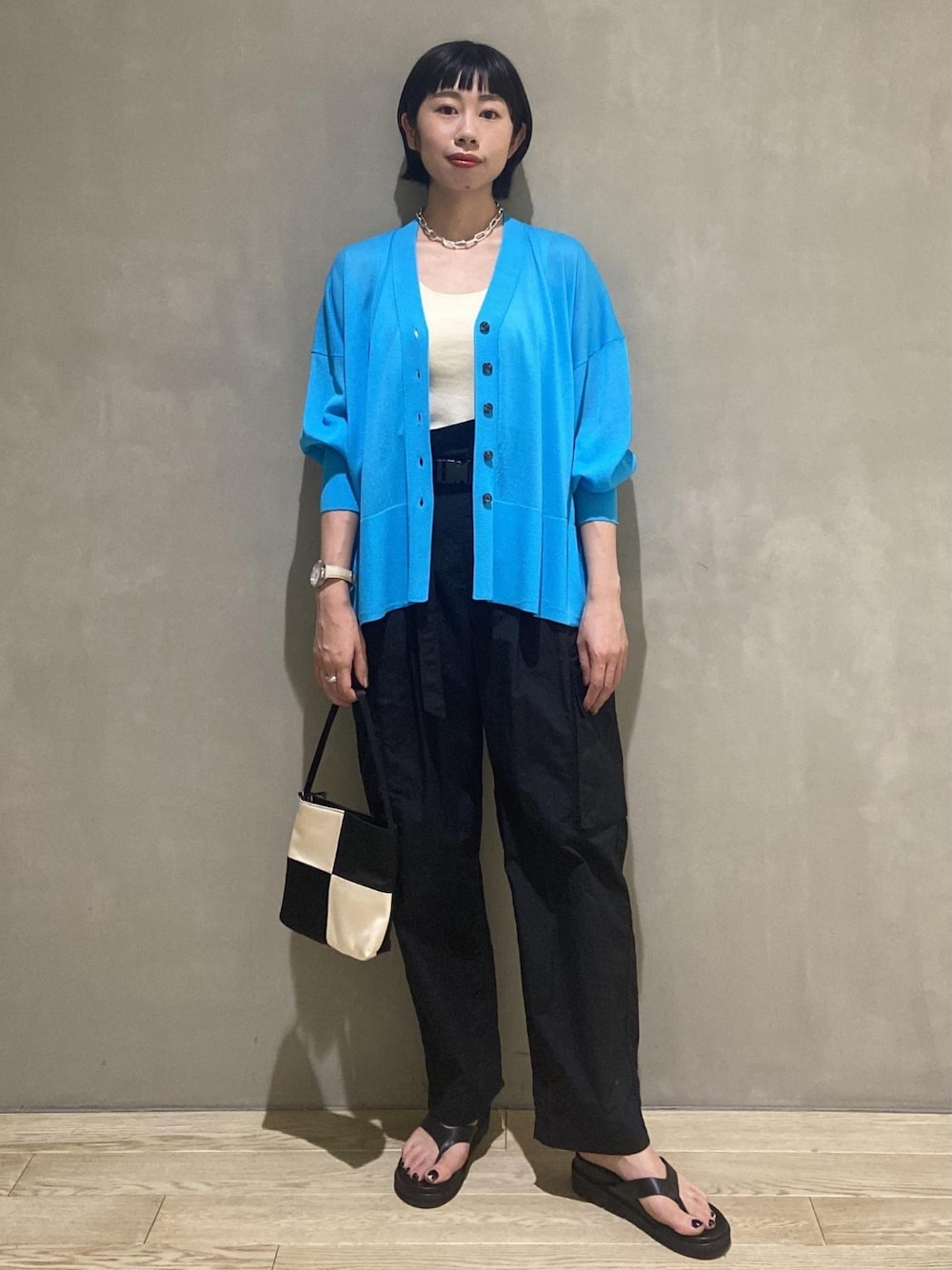 「カーディガン、ハイウエスト、ワークパンツ、アダムエロペ(ADAM ET ROPE')、Adam et Rope'、春コーデ、シアー、ラクチンコーデ、ナイロンパンツ、初夏コーデ」｜「ADAM ET ROPE'の【公式サイト・直営店舗限定】［ibipio］oval chain necklace (品番:GAZ62060)（ネックレス、シルバー系）」を使った、ADAM ET ROPE' STAFFさん（レディース・165cm）の春コーディネートの1枚目の写真