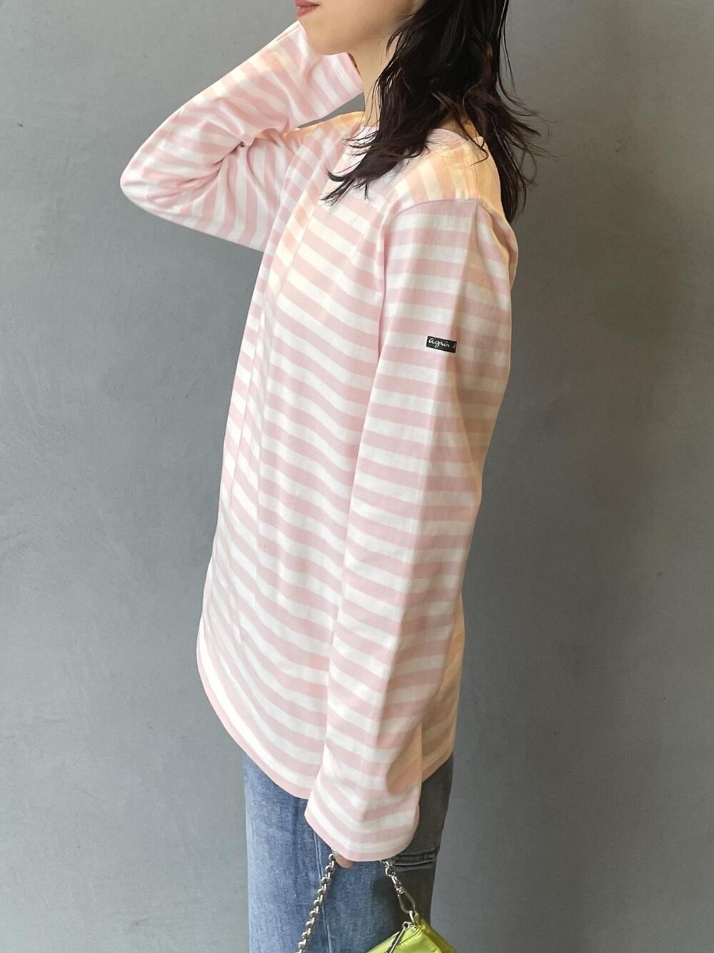 「デニム、ボーダー、デニムパンツ、ボーダートップス、アダムエロペ(ADAM ET ROPE')、Adam et Rope'、アニエスベー、agnes b.、オトナカジュアル、アニエスベー(agnes b.)」｜「agnes b.の【agnes b. for ADAM ET ROPE'】TS MARINO ML（Tシャツ/カットソー、ピンク系）」を使った、ADAM ET ROPE' STAFFさん（レディース・158cm）の冬コーディネートの3枚目の写真