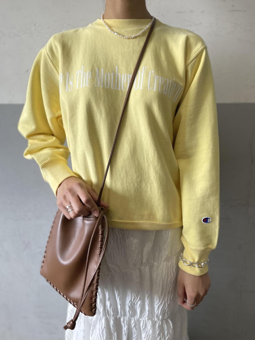 「チャンピオン、Champion、スウエット、パステルカラー、アダムエロペ(ADAM ET ROPE')、Adam et Rope'、春カラー、春コーデ、オトナカジュアル、パステル映える春」｜「Championの【Champion for ADAM ET ROPE'】別注10oz RW LOGO SWEAT（スウェット、イエロー系）」を使った、ADAM ET ROPE' STAFFさん（レディース・167cm）の春コーディネートの3枚目の写真