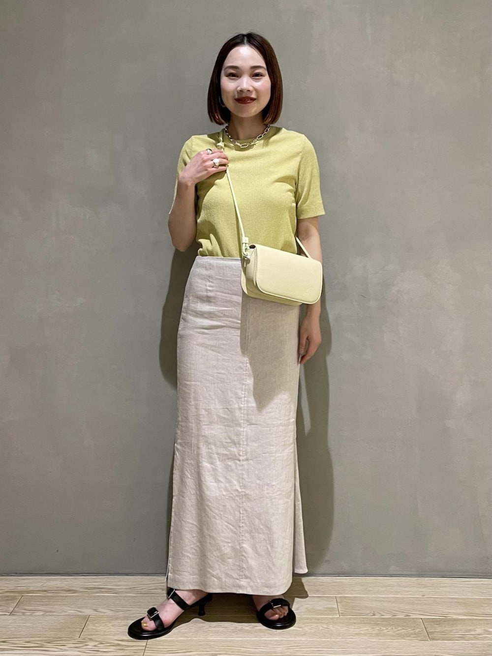 「アダムエロペ(ADAM ET ROPE')、Adam et Rope'、春夏コーデ、春コーデ、夏コーデ、夏、夏のワントーンコーデ、イエロー、ショルダーバッグ、大人カジュアル、オトナカジュアル、きれいめカジュアル、カジュアル、ロングスカート、リネン」｜「ADAM ET ROPE'の【WEB限定】フラップミニショルダーバッグ（ショルダーバッグ、イエロー系）」を使った、ADAM ET ROPE' STAFFさん（レディース・157cm）の春コーディネートの2枚目の写真